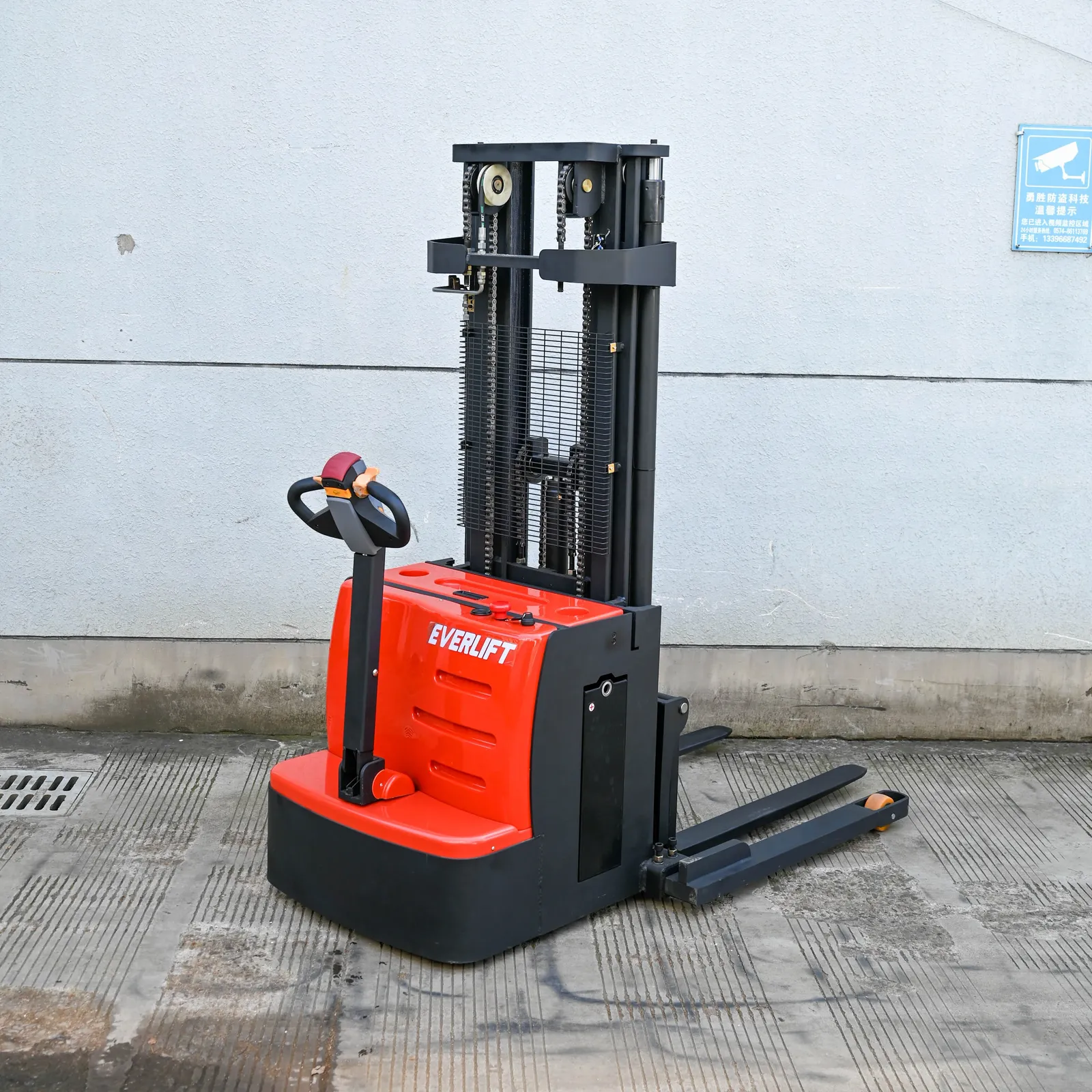 Battery Stacker 1.5 Ton photo 1