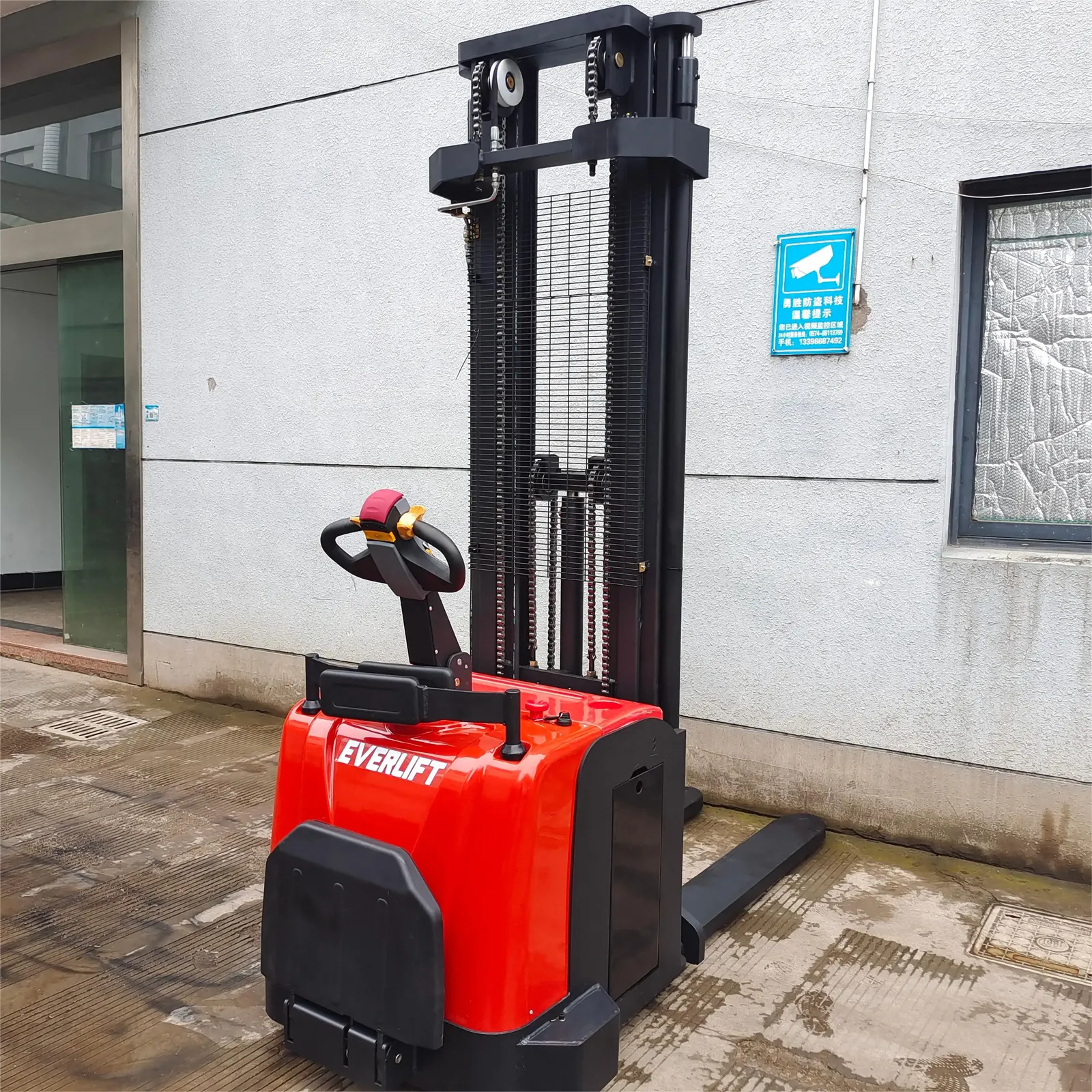 Straddle Stackers 1500 kg detail 3