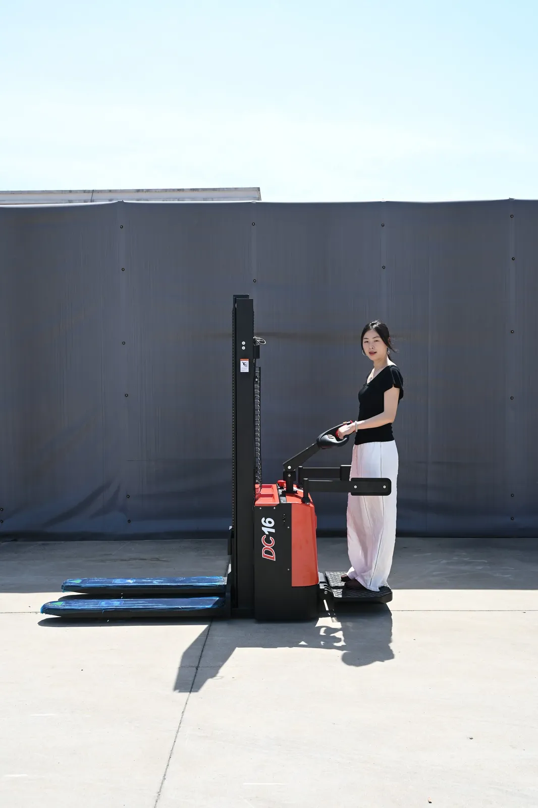 Electric Lift Truck Stand on Stacker for Warehouse photo 4