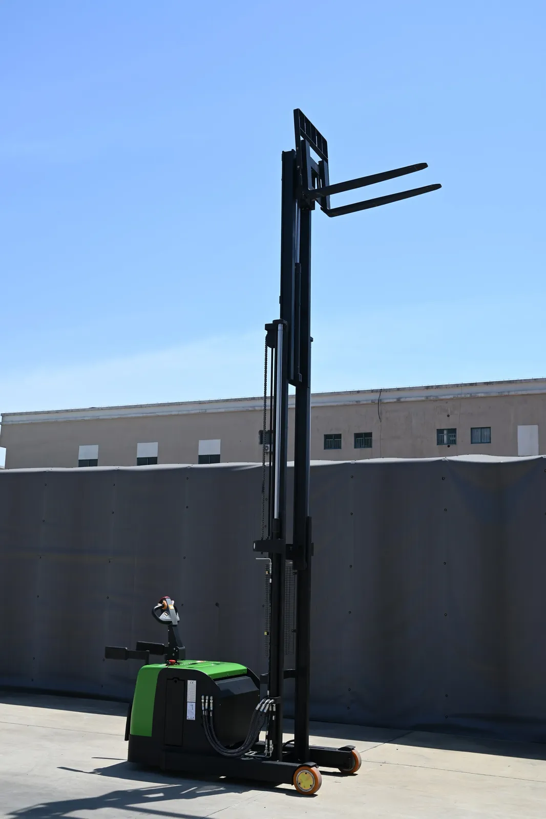 Electric Reach Stacker Stand on Type 1000-2000 kg detail 4
