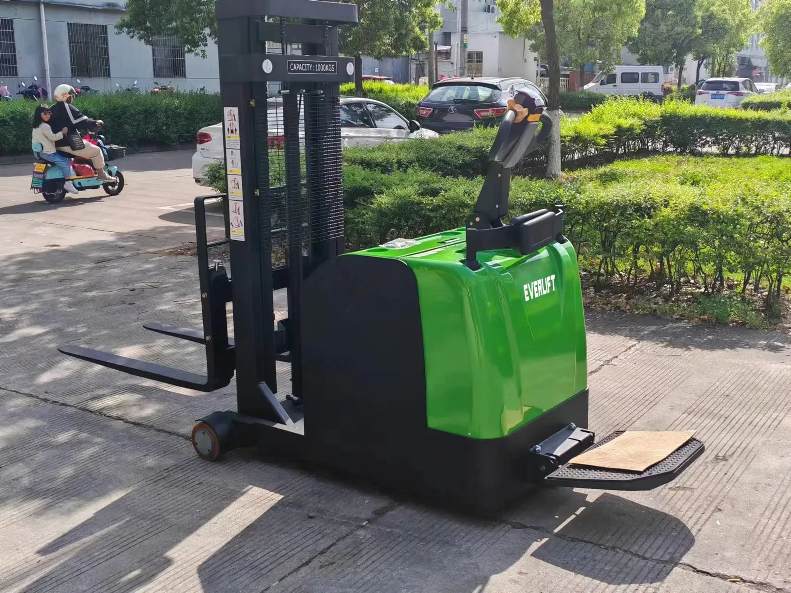 Stand on Electric Counterblance Stacker 1-2Ton detail 3