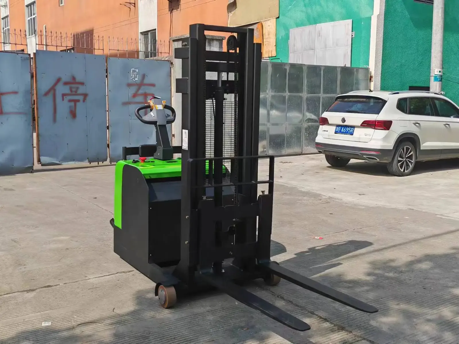 Stand on Electric Counterblance Stacker 1-2Ton detail 4