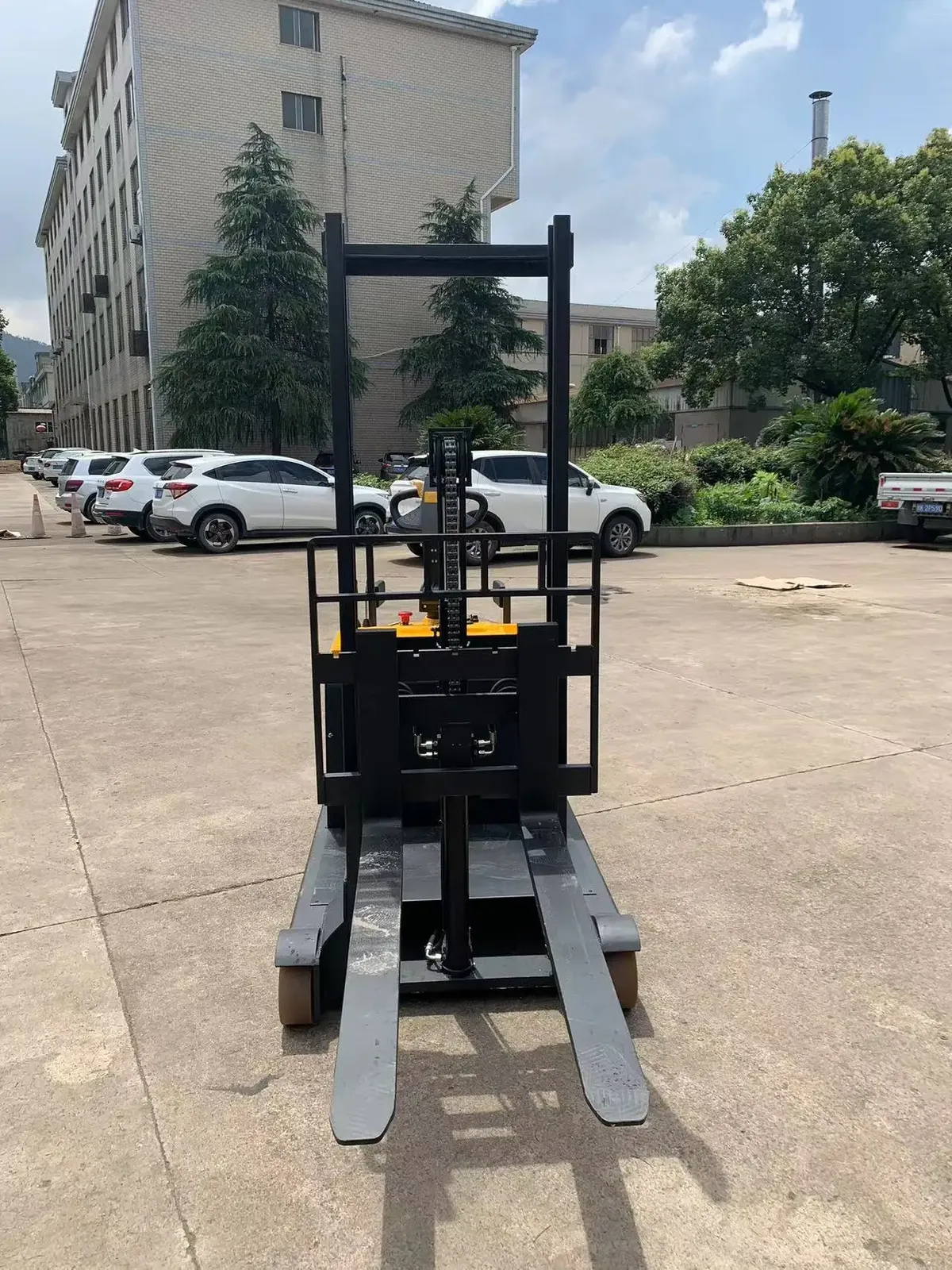 Stand on Electric Counterblance Stacker 1-2Ton detail 7