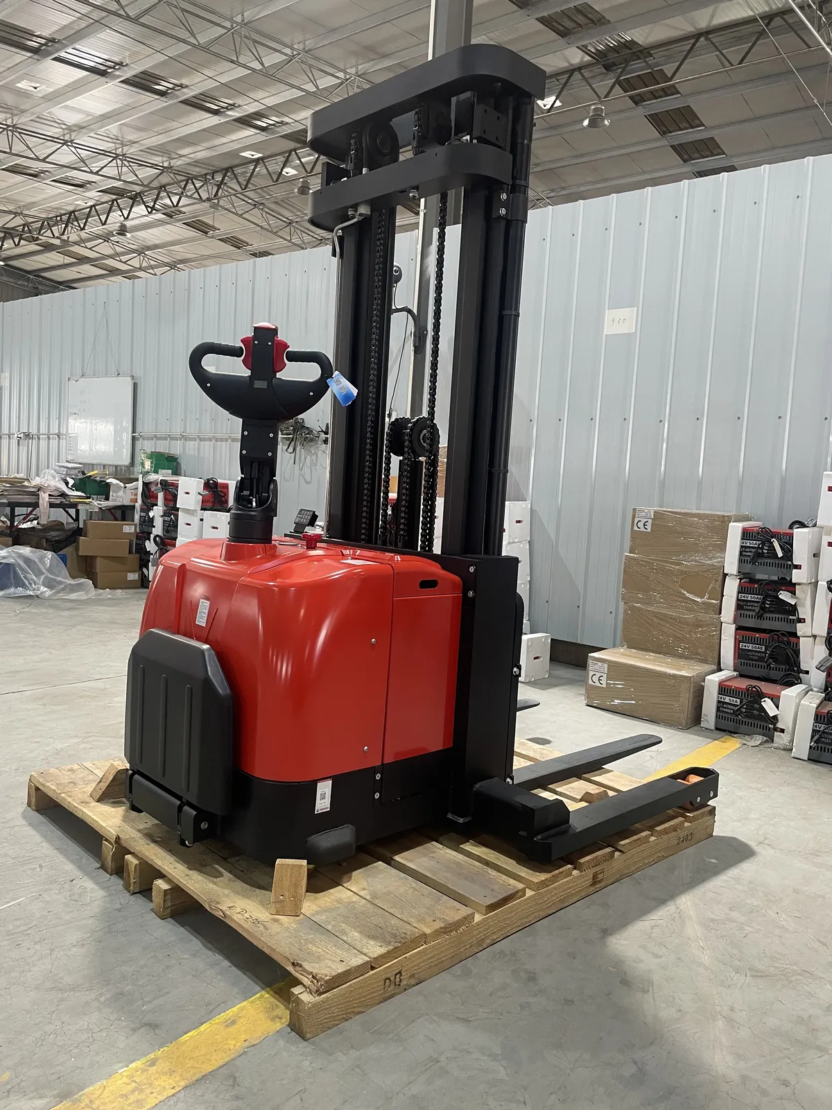 High Efficiency 1.6 Ton Electric Straddle Stacker photo 2