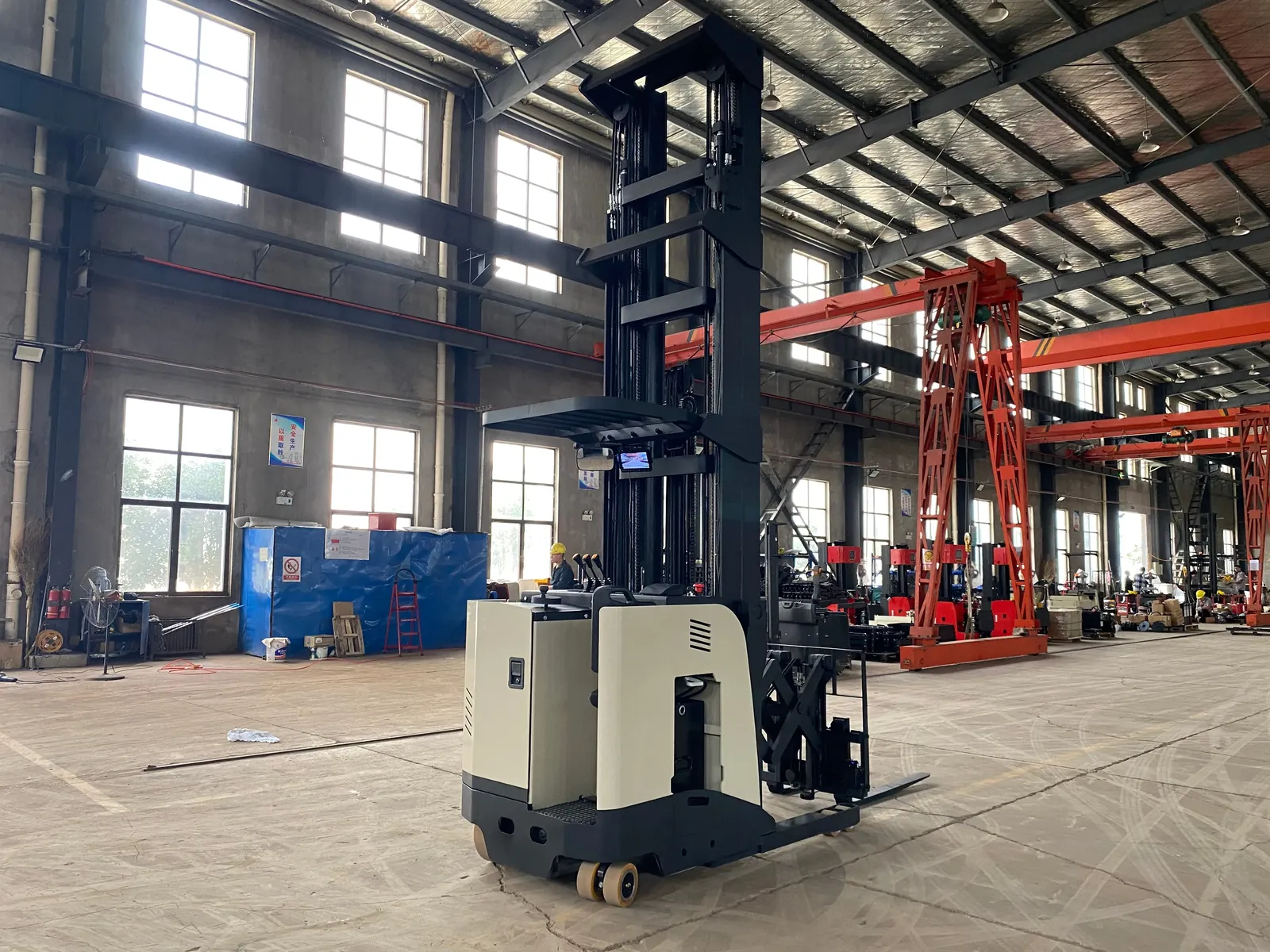 CQD16J Stand on High Mast Electric Reach Truck 1500 kg detail 10
