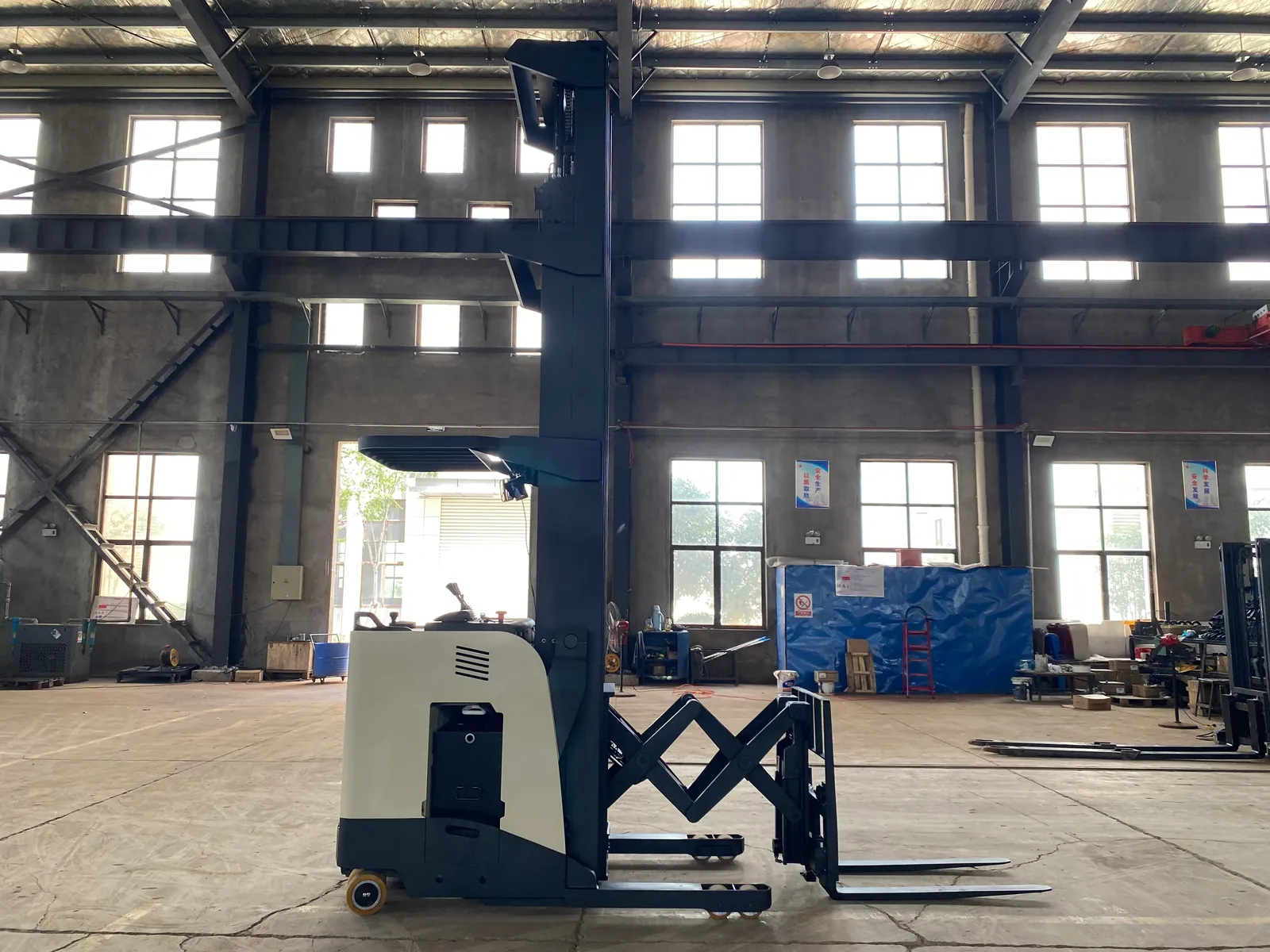 CQD16J Stand on High Mast Electric Reach Truck 1500 kg detail 9