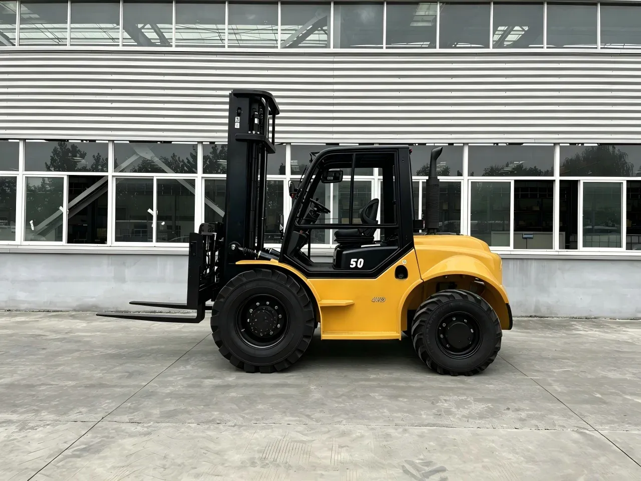5.0 Ton Heavy-duty Diesel Rough Terrain Forklift 4X4 photo 2
