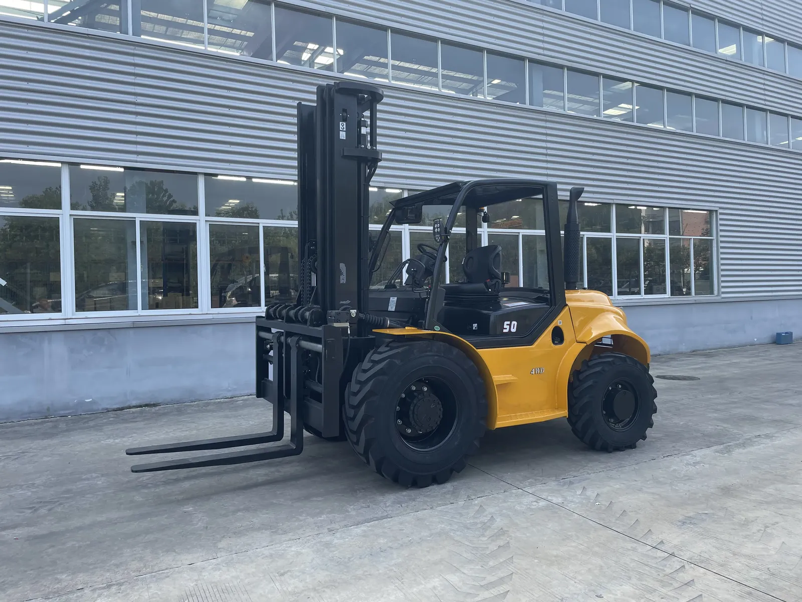 5.0 Ton Heavy-duty Diesel Rough Terrain Forklift 4X4 photo 3