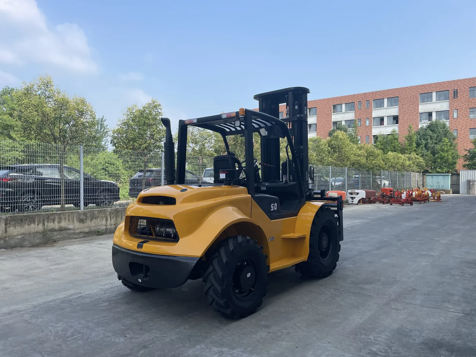 5.0 Ton Heavy-duty Diesel Rough Terrain Forklift 4X4 photo 4