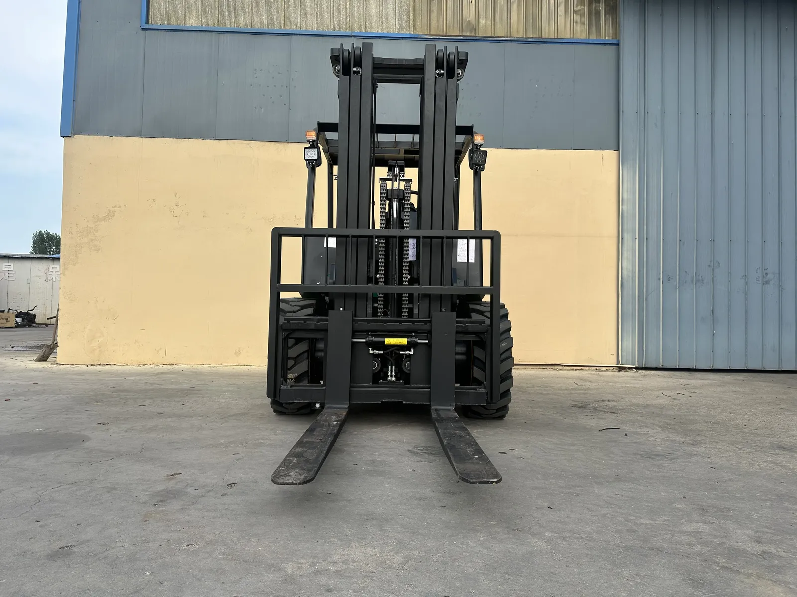 5 Ton 4WD Rough Terrain Forklift Lithium Battery Off-Road detail 4