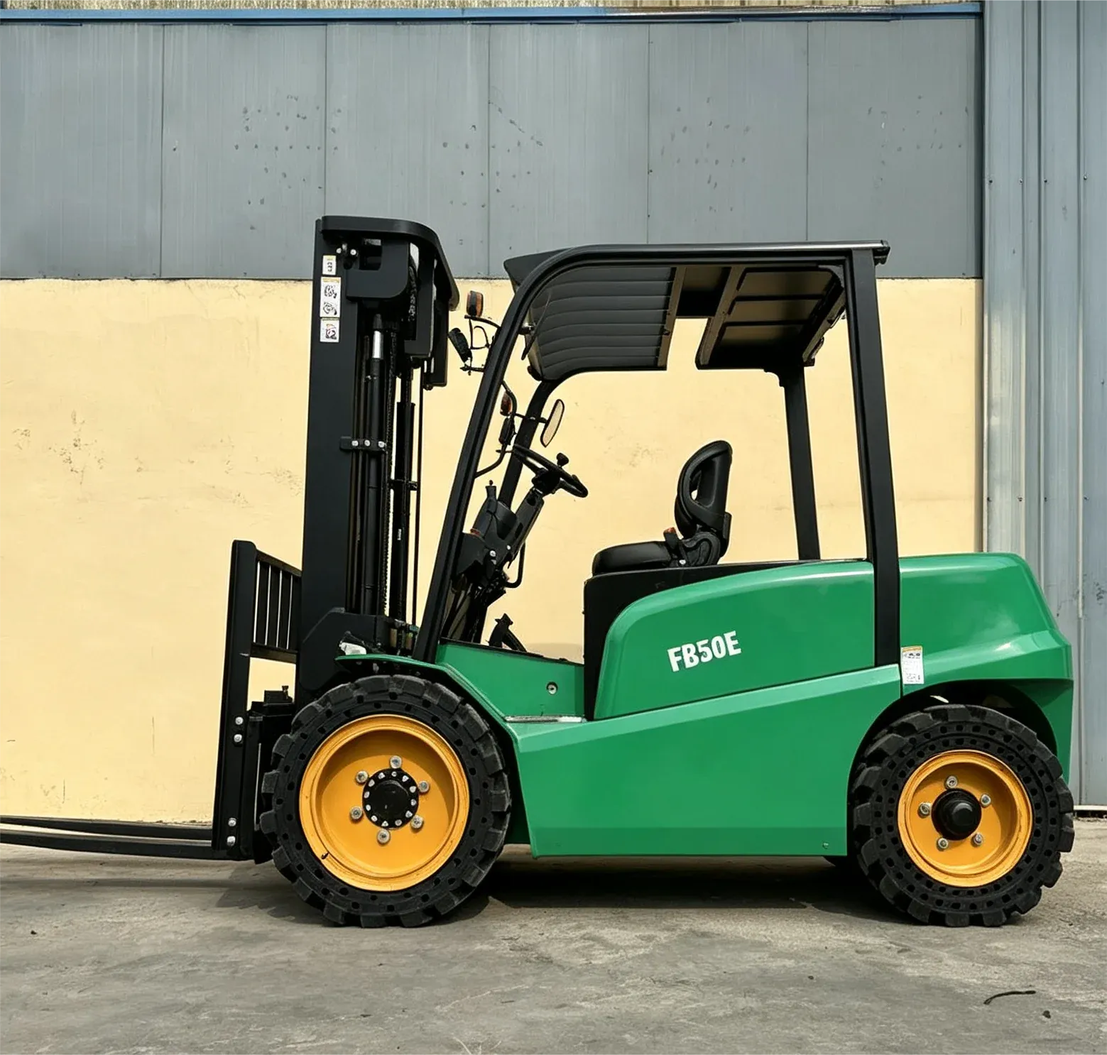 5 Ton 4WD Rough Terrain Forklift Lithium Battery Off-Road photo 1