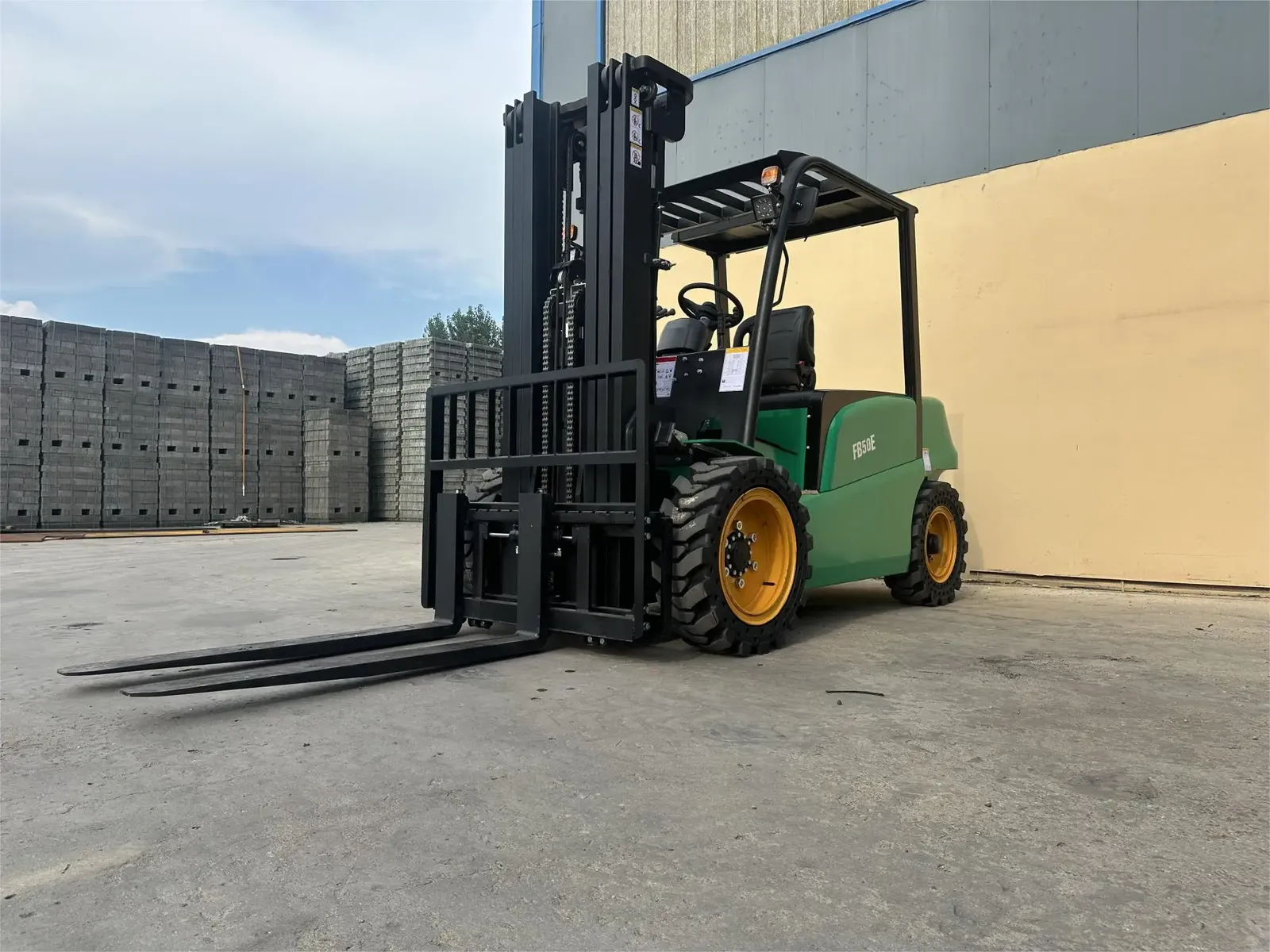 5 Ton 4WD Rough Terrain Forklift Lithium Battery Off-Road photo 2
