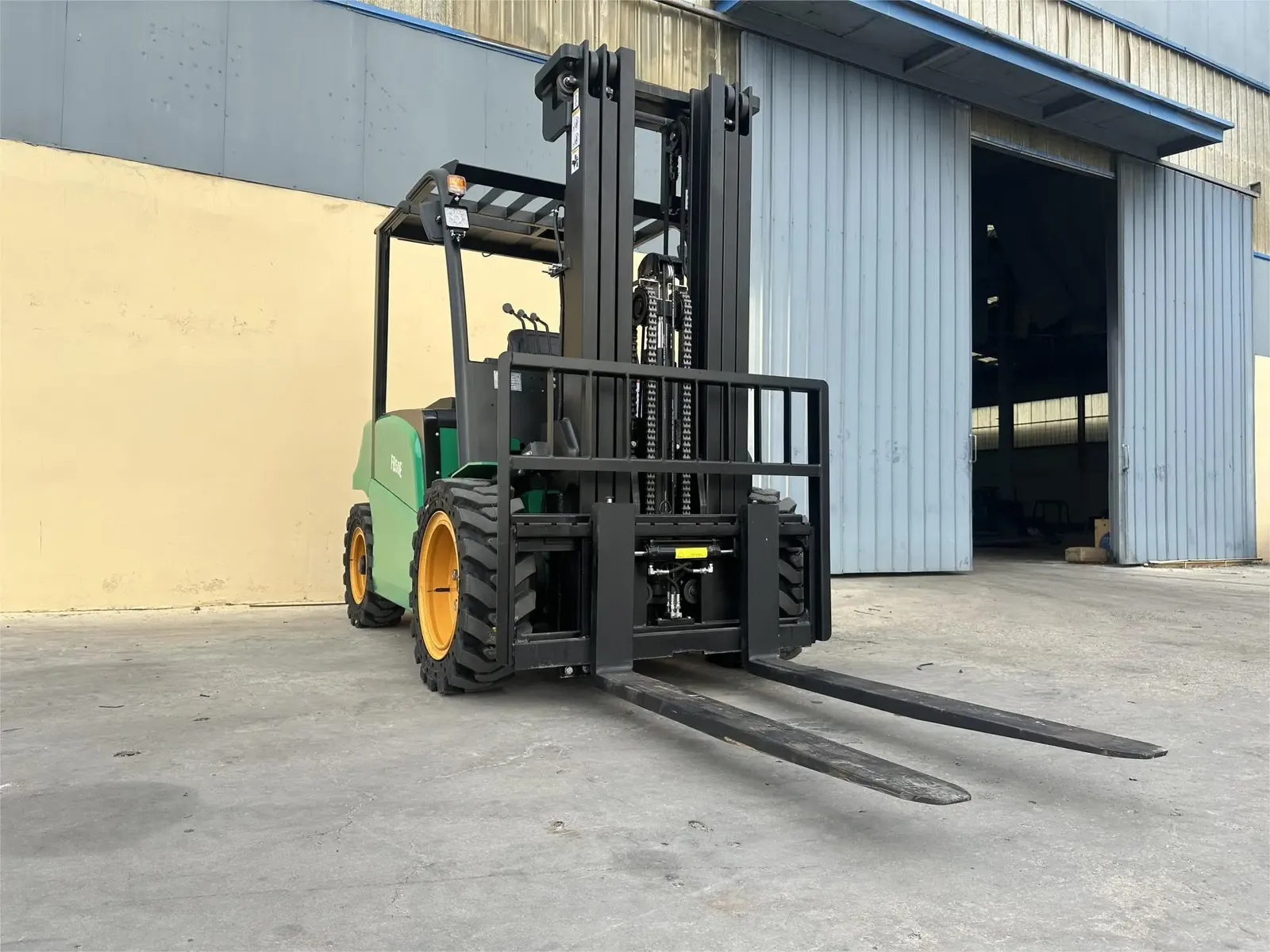 5 Ton 4WD Rough Terrain Forklift Lithium Battery Off-Road photo 4