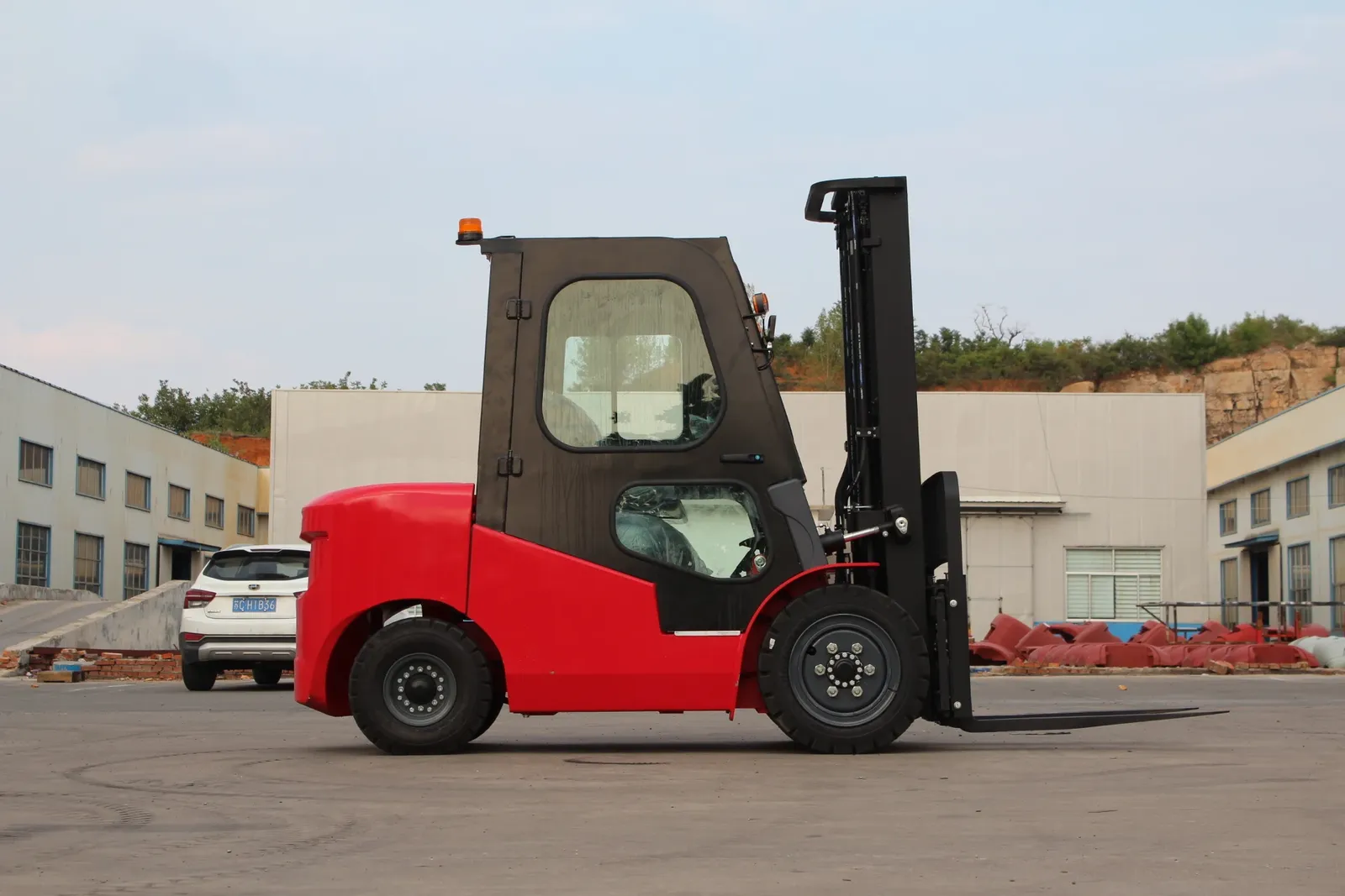 Full 3 Ton Diesel Forklift Truck With Cabin Wholesale photo 2