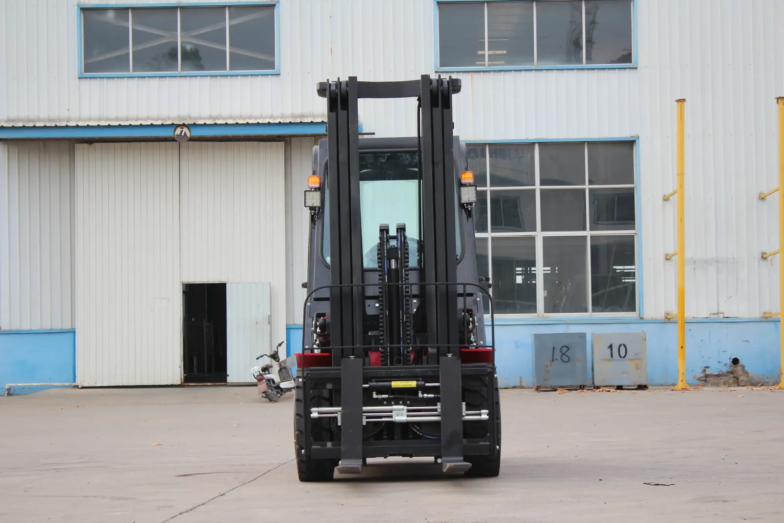 Full 3 Ton Diesel Forklift Truck With Cabin Wholesale photo 4