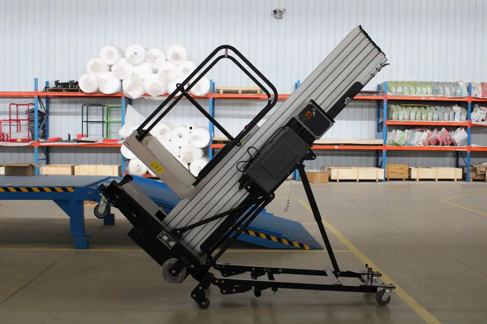 AWP 6M 8M 12M Mobile Aluminium Work Platform Tilt Towing detail 11