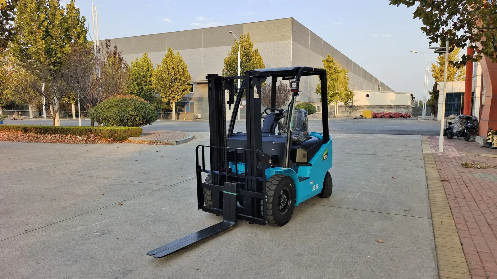 HE20 2t Lithium Ion Electric Counterbalance Forklift detail 7