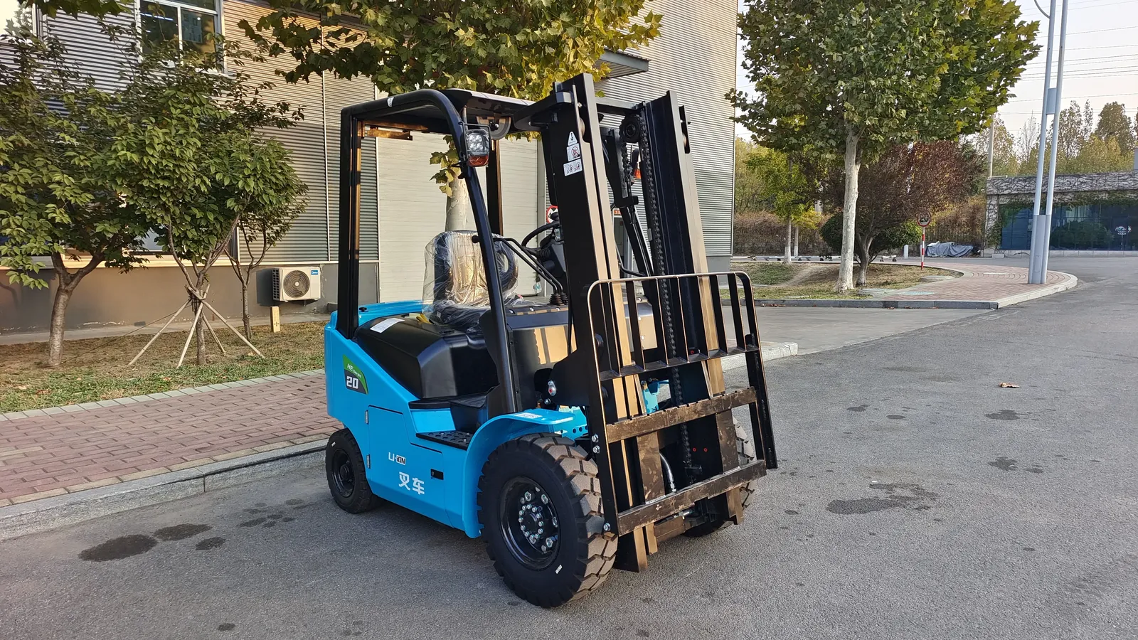 HE20 2t Lithium Ion Electric Counterbalance Forklift detail 8