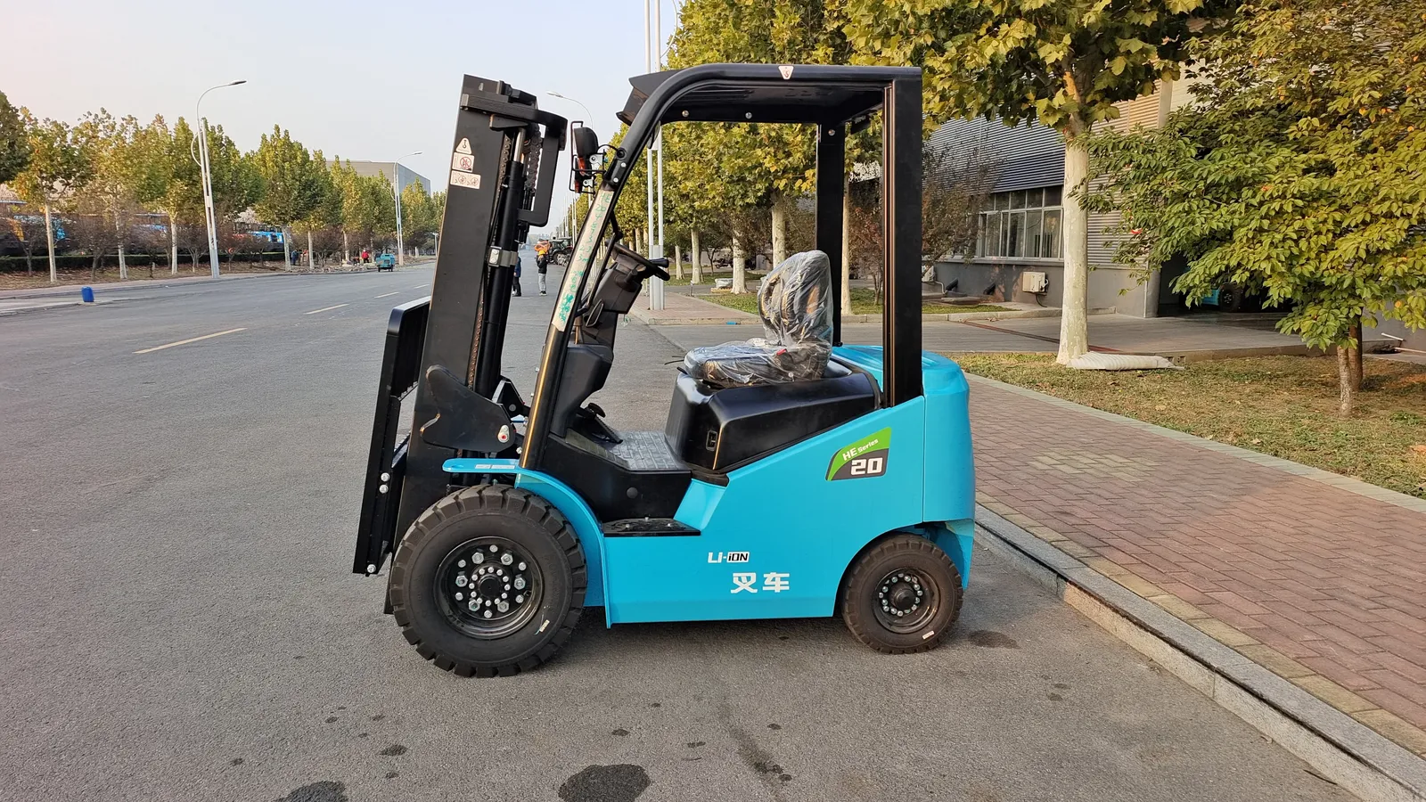 HE20 2t Lithium Ion Electric Counterbalance Forklift photo 5