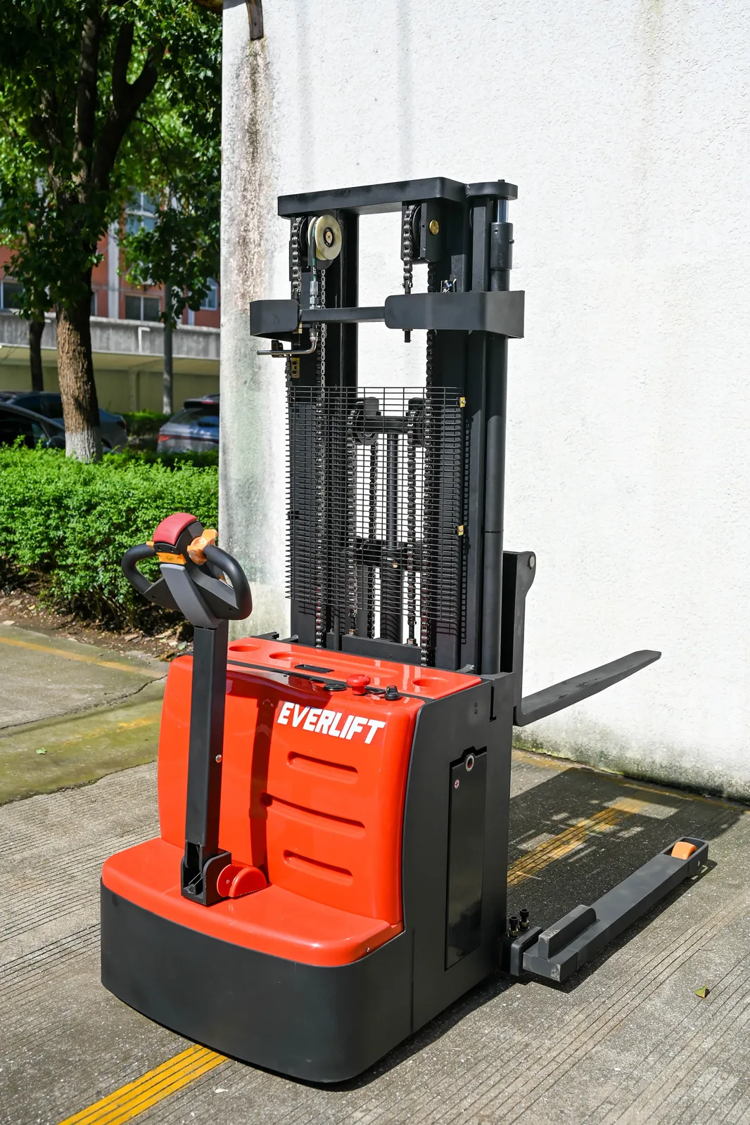 24V Walkie Electric Pallet Stacker 2Ton 1.5 Ton (LPT-10231) photo 3