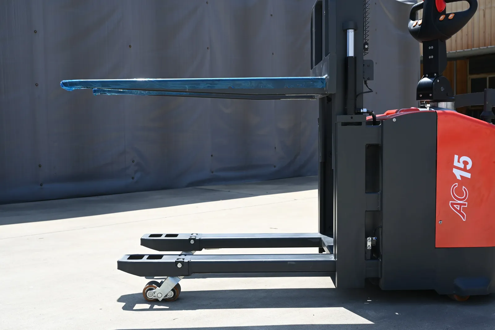 ELES-15D 1.5 Ton Walkie Electric Stacker with Horizontal detail 2
