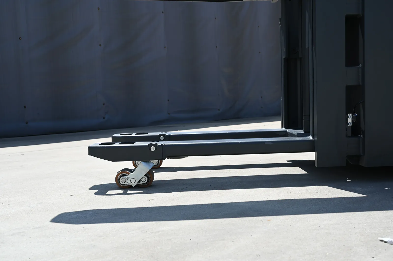 ELES-15D 1.5 Ton Walkie Electric Stacker with Horizontal detail 6