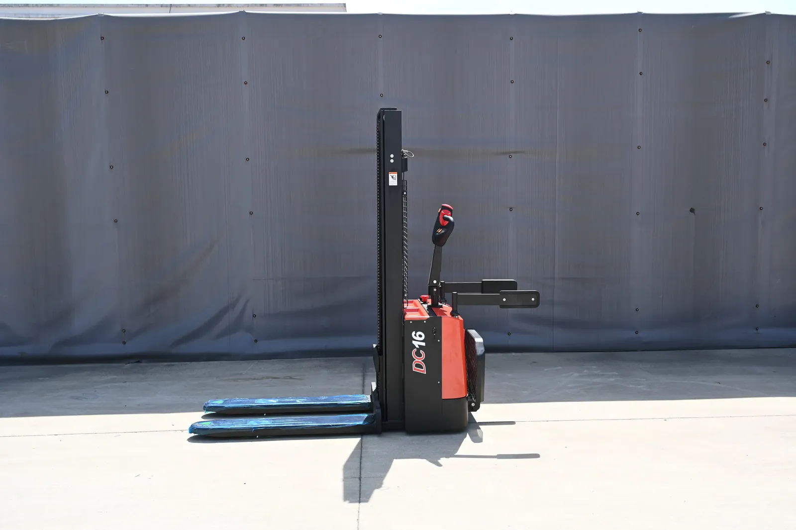 ELES 16F/20F Stand on Type Electric Pallet Stacker 1.5t 2t detail 3