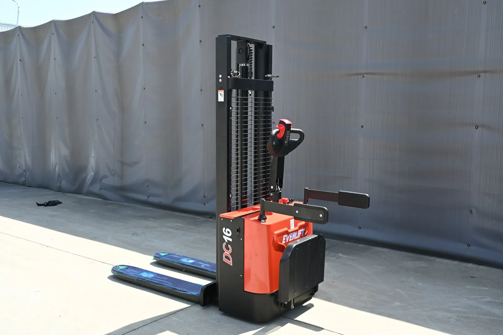 ELES 16F/20F Stand on Type Electric Pallet Stacker 1.5t 2t photo 3