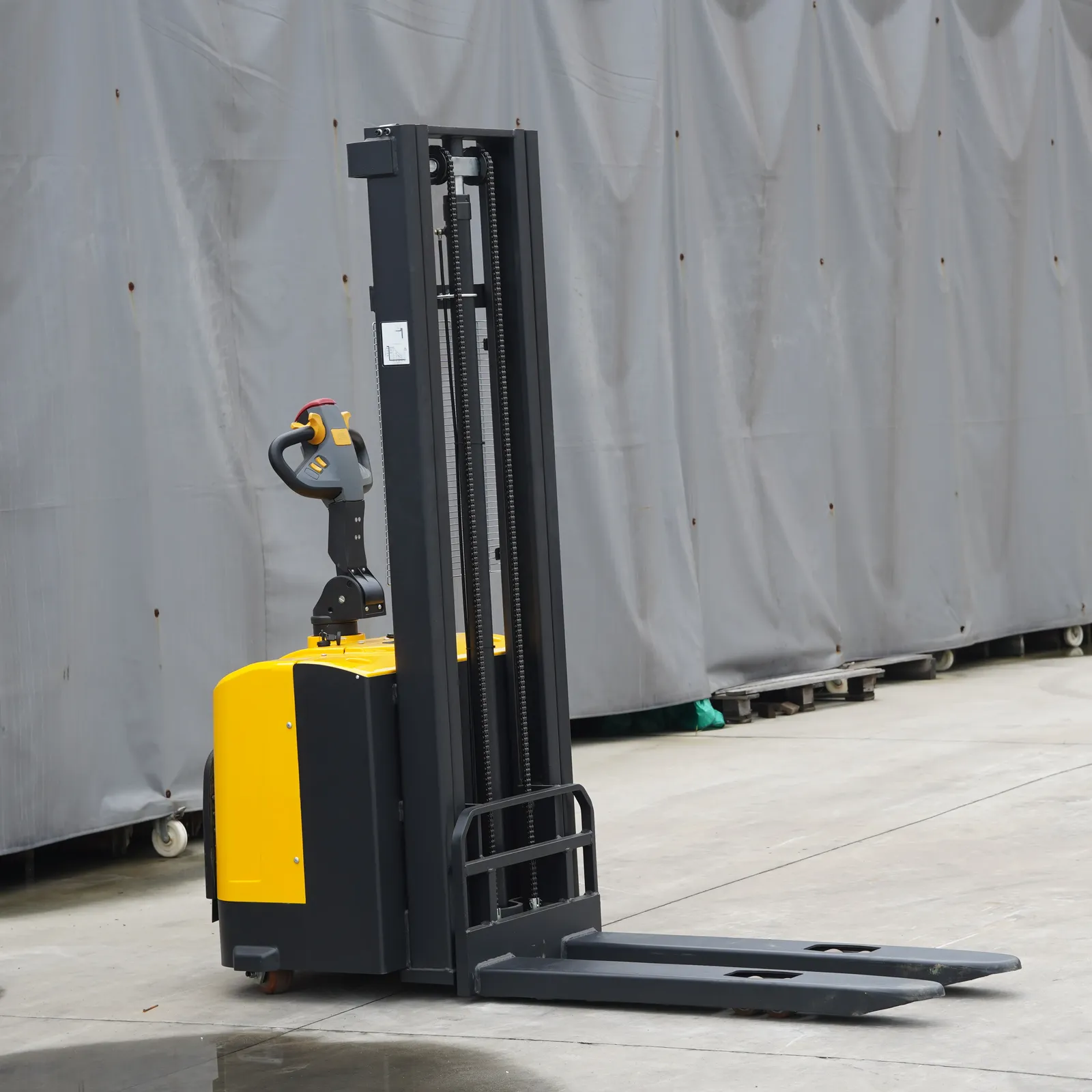 1.5T/2.0T Lithium Battery Powered Electric Stacker Truck photo 5
