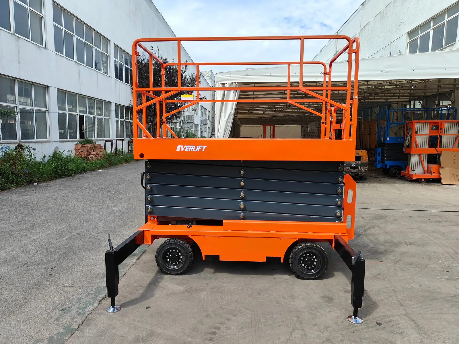 300 to 500 kg Lithium Battery Electric Scissor Type 6m 9m (LPT-13133) photo 2