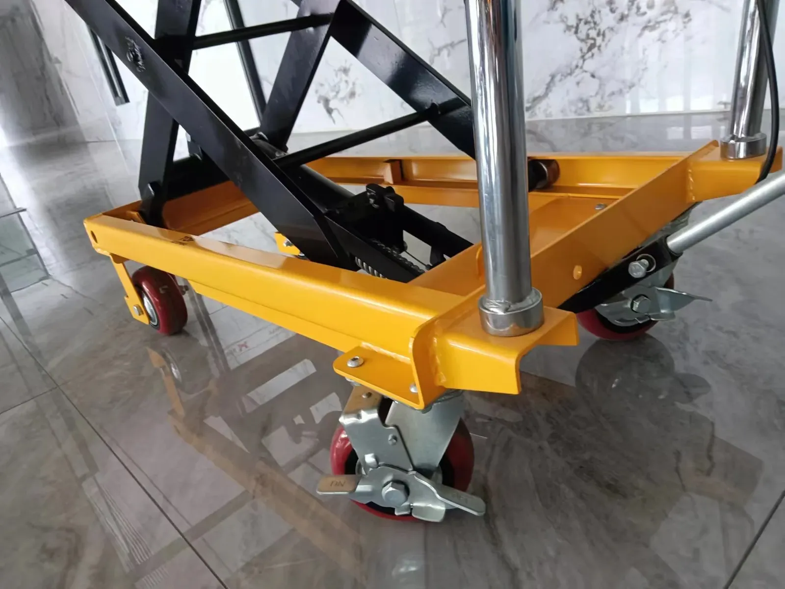 Folding Design Scissor Type Manual Hydraulic Lift Table 300 to 500 kg photo 4