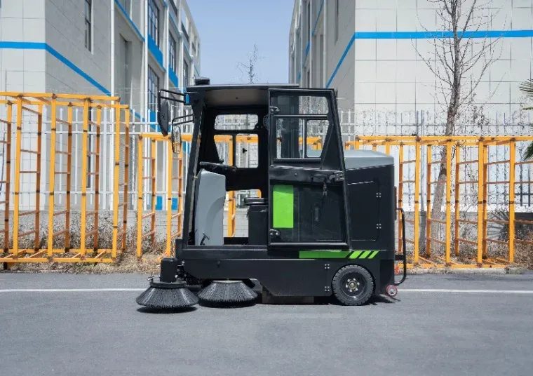 GL10 Fully Enclosed Ride-on Electric Industrial Road Sweeper photo 3
