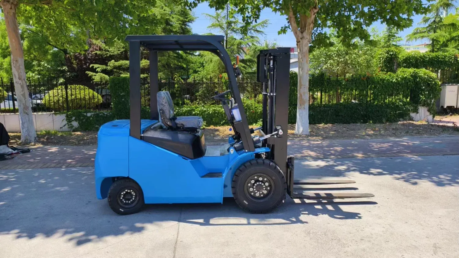 3 Ton 5 Ton Electric Forklift Truck 4 Wheel Battery detail 2