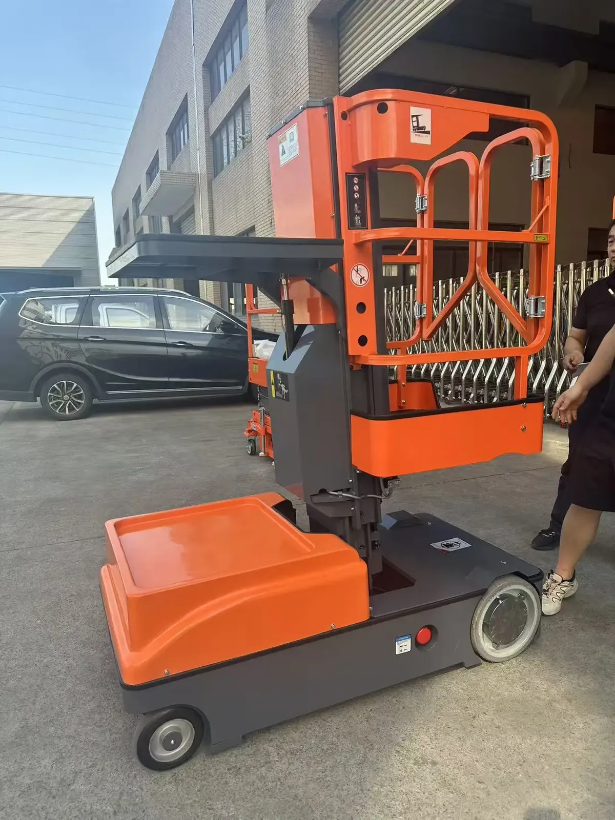 Electric Order Picker Man Lift Forklift 300 kg detail 2