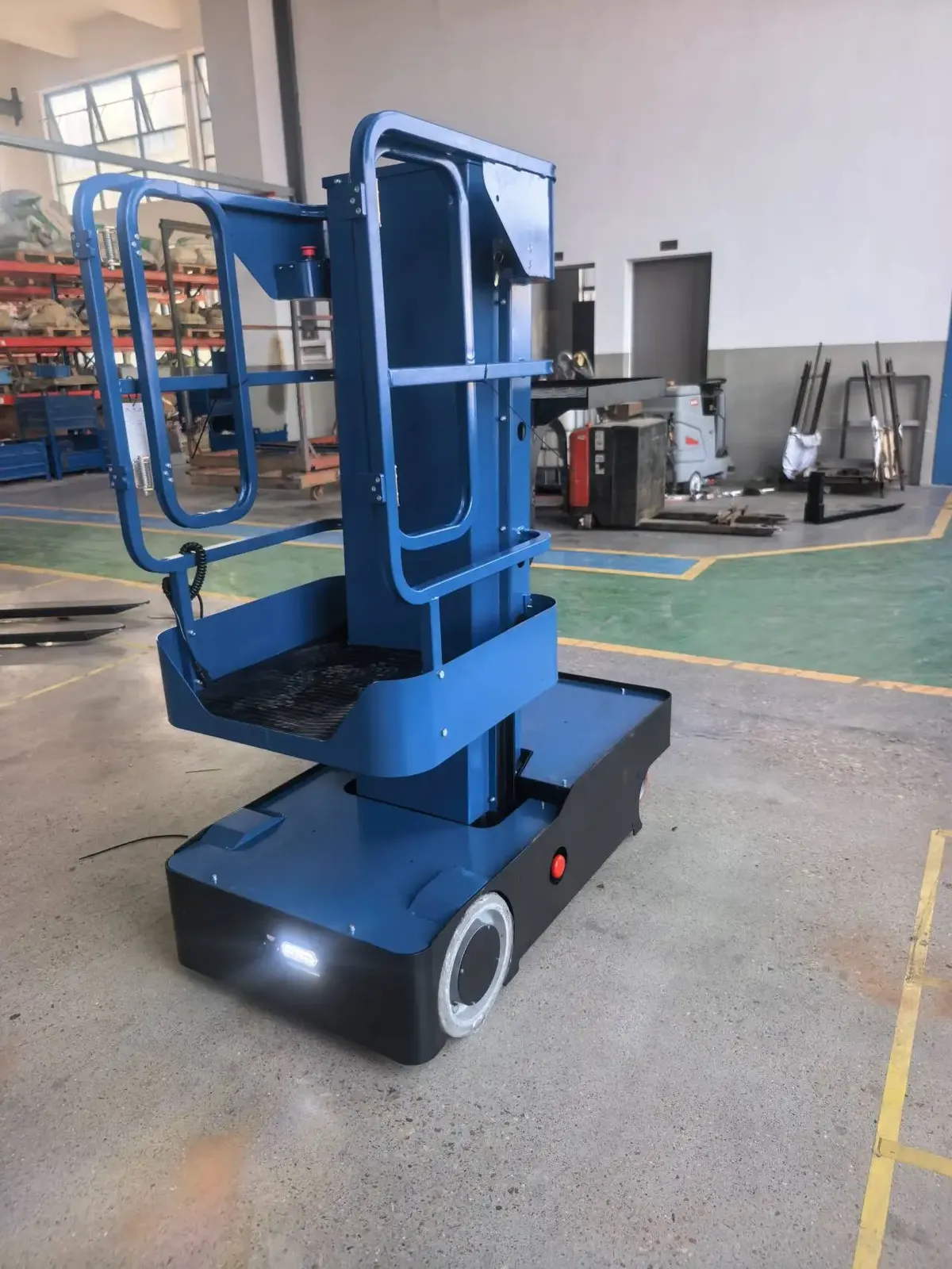 Electric Order Picker Man Lift Forklift 300 kg detail 3