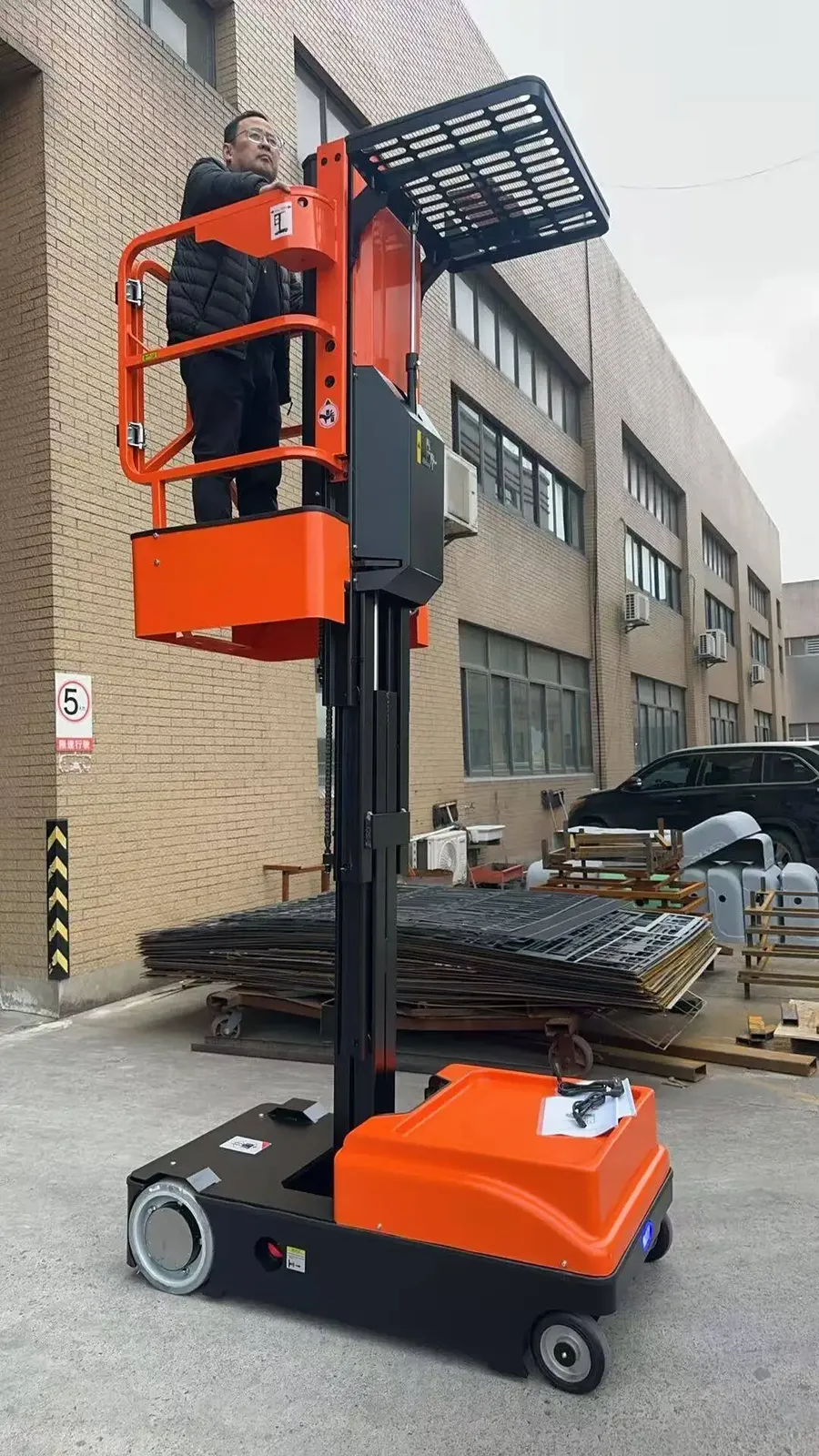Electric Order Picker Man Lift Forklift 300 kg detail 5