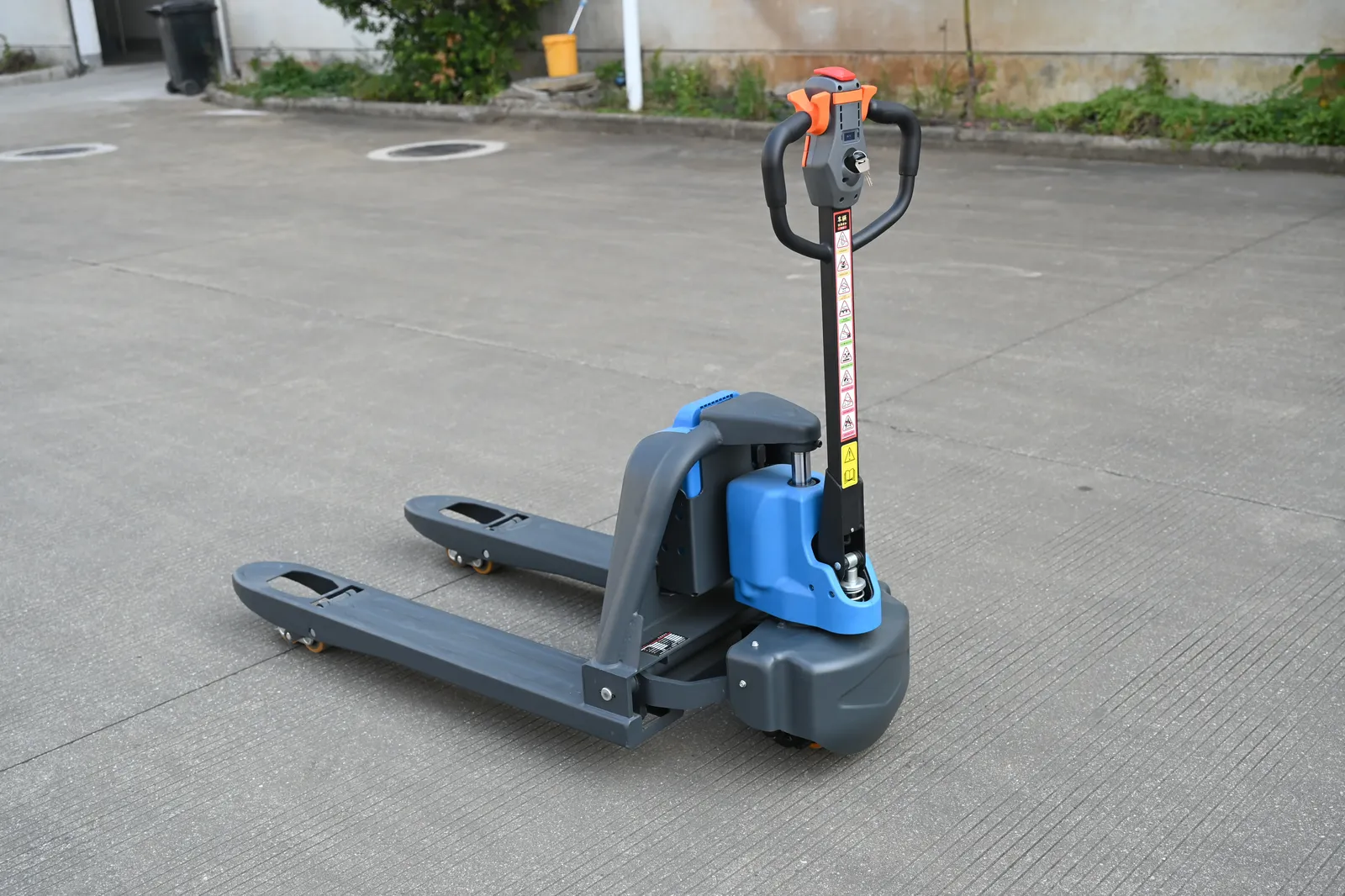 Pallet Jack Electric 1500 to 2000 kg photo 2