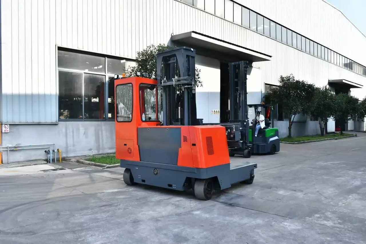 2.5Ton Electric 4 Way Forklift 360 Degree Steering photo 4