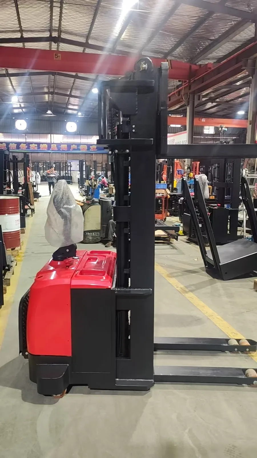 3t Fully Electric Forklift Stacker Straddle Type 3000 kg detail 5