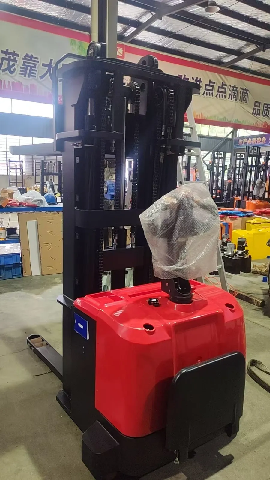 3t Fully Electric Forklift Stacker Straddle Type 3000 kg photo 6