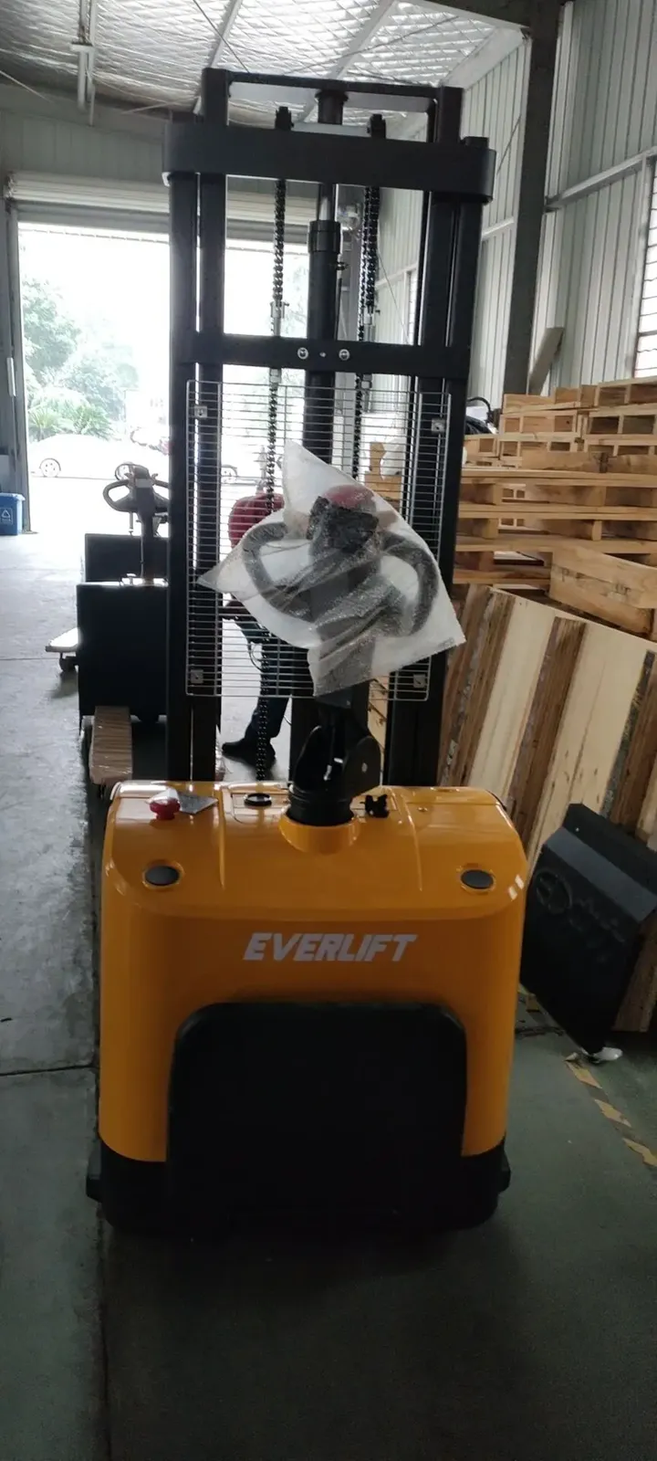 ELES-15F Wide Leg Electric Stacker 1500 kg detail 4