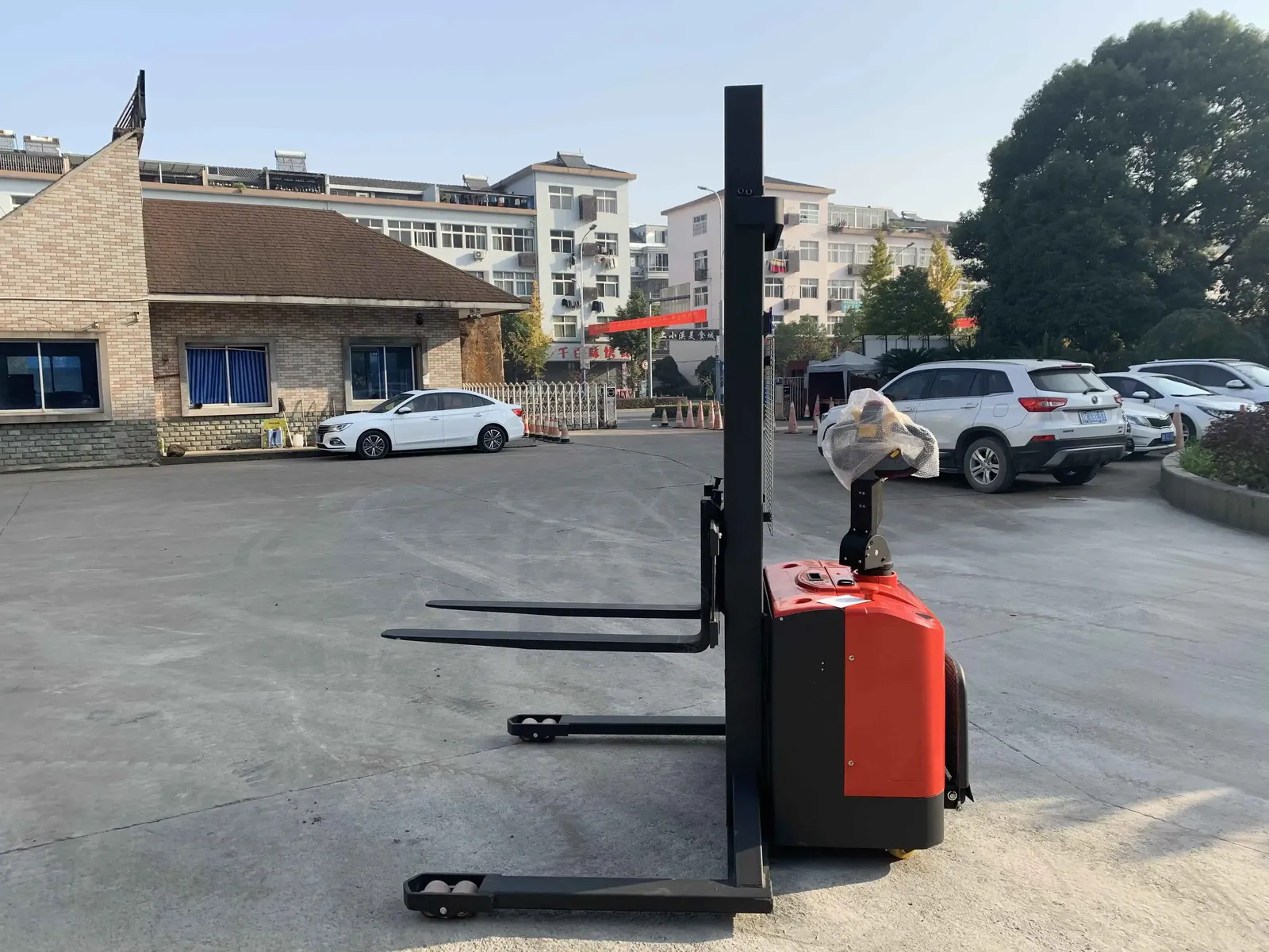 ELES-15F Wide Leg Electric Stacker 1500 kg photo 5