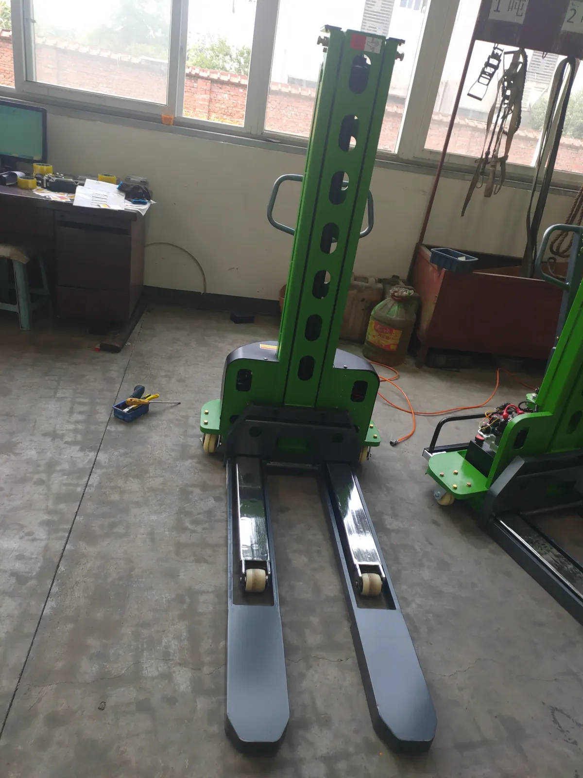 Semi Electric Pallet Stacker 1Ton detail 7