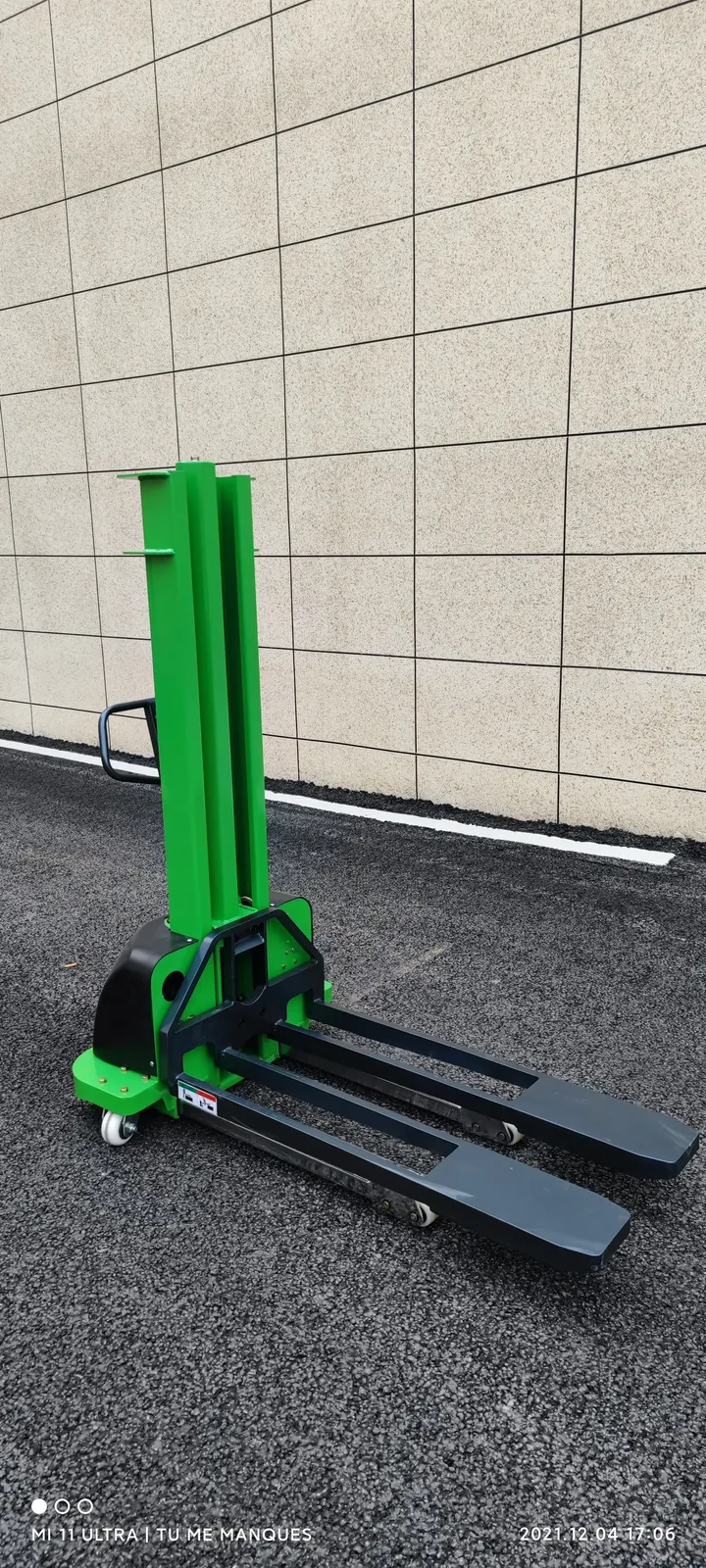 Semi Electric Pallet Stacker 1Ton photo 2