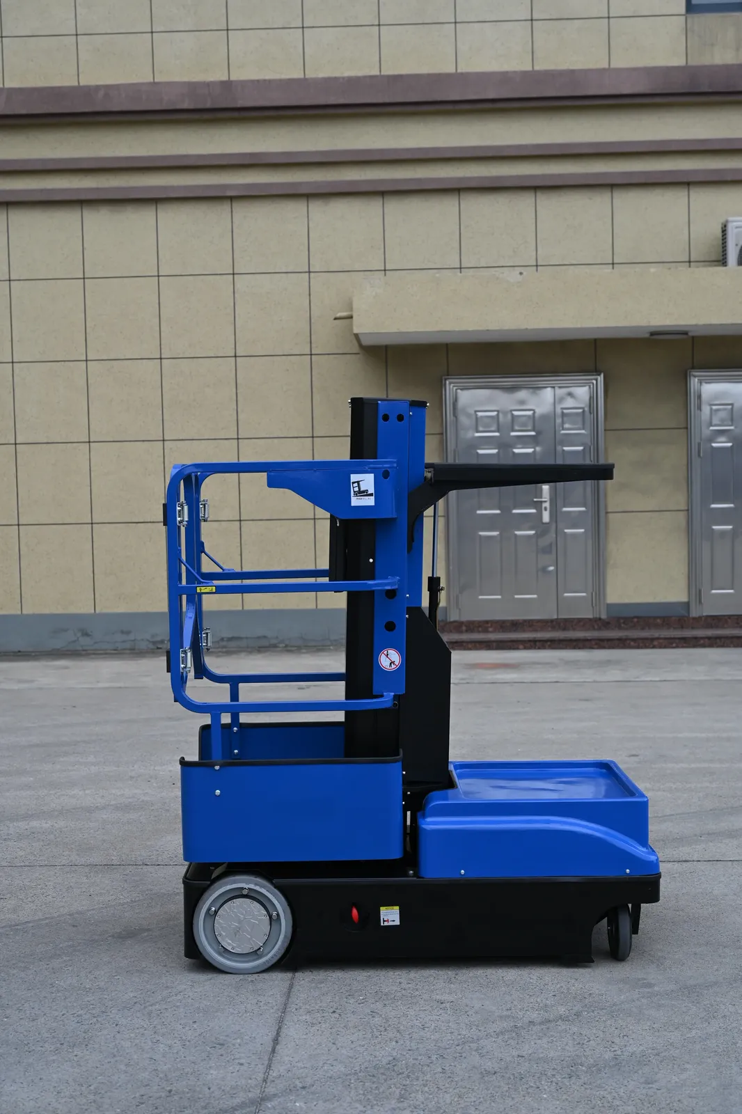200 to 300 kg Electric Order Picker 3m 4m Platform Height photo 2