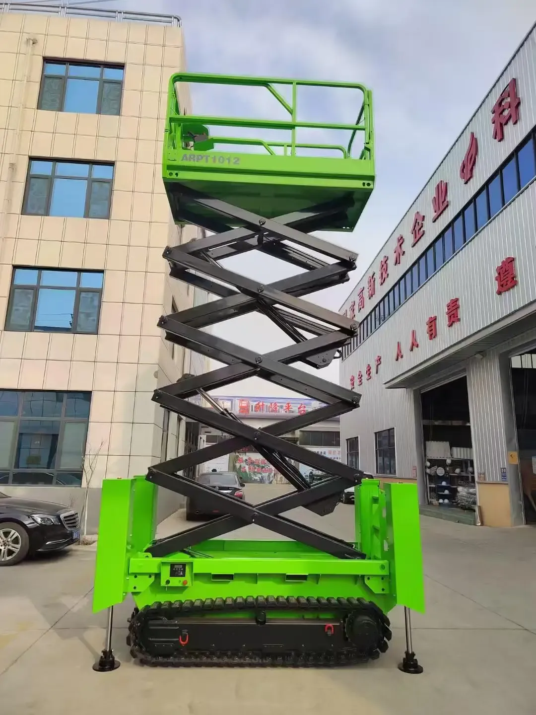 Crawler Self Propelled Electric Scissor Lift Hydraulic detail 6