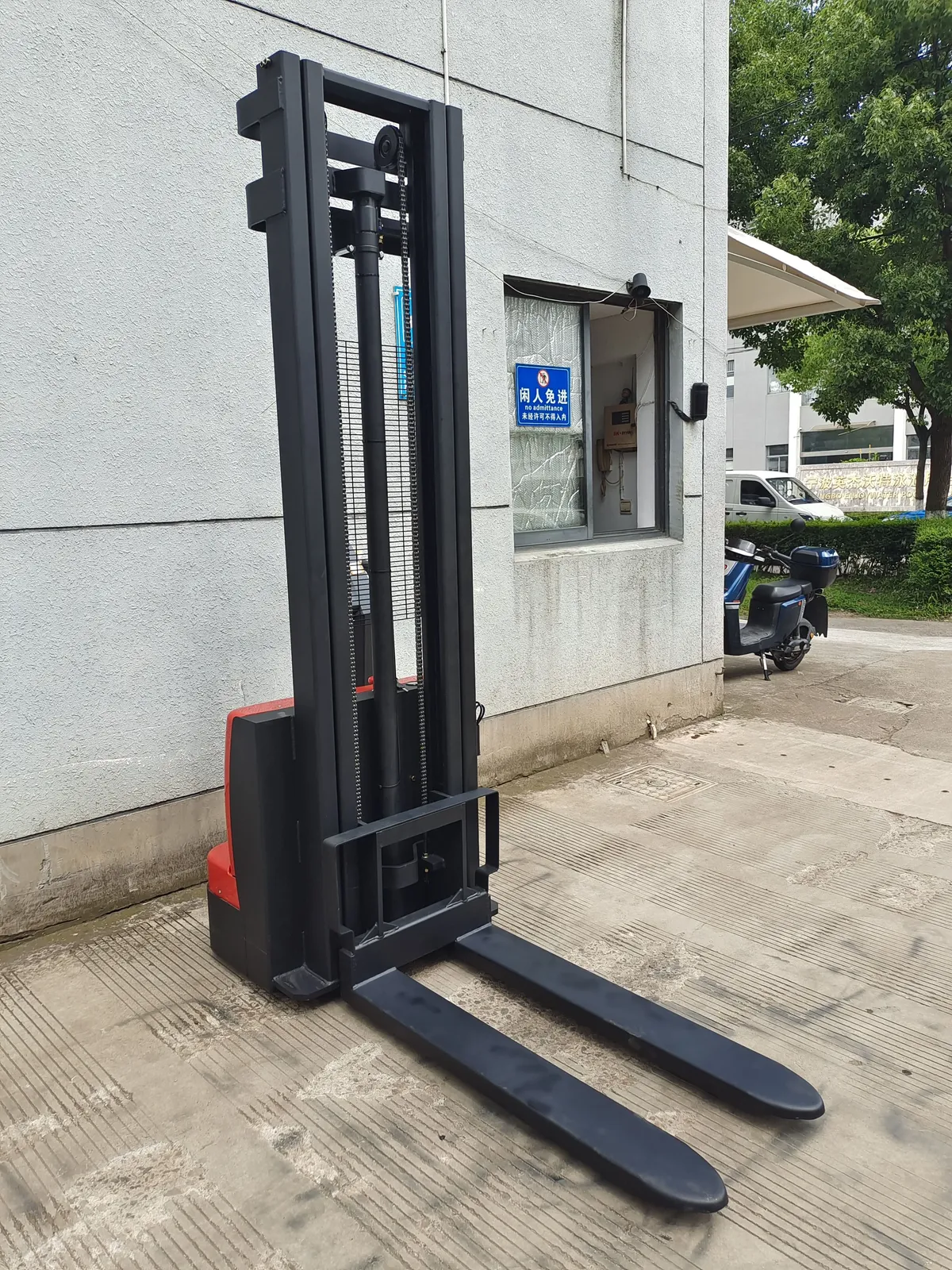 ELES-12/15E Mini Electric Pallet Stacker 1200 to 1500 kg photo 2