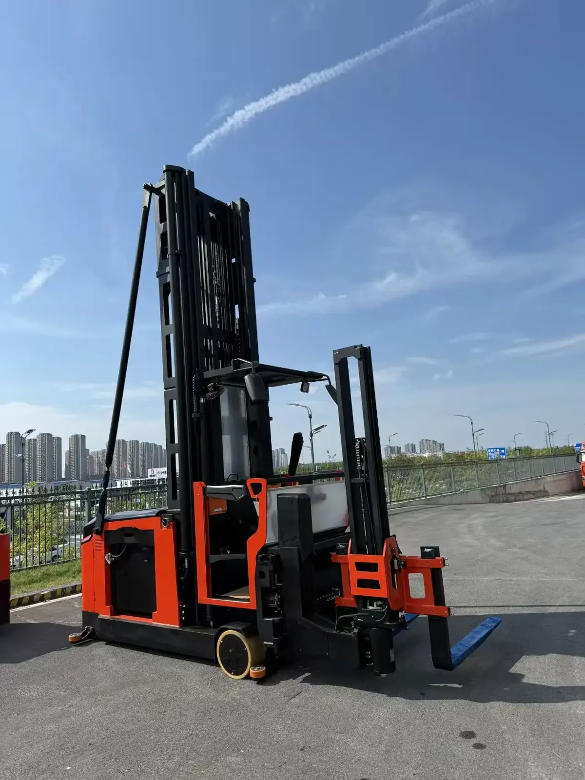 Vna Forklift Man up Electric 3 Way Turret Truck photo 3