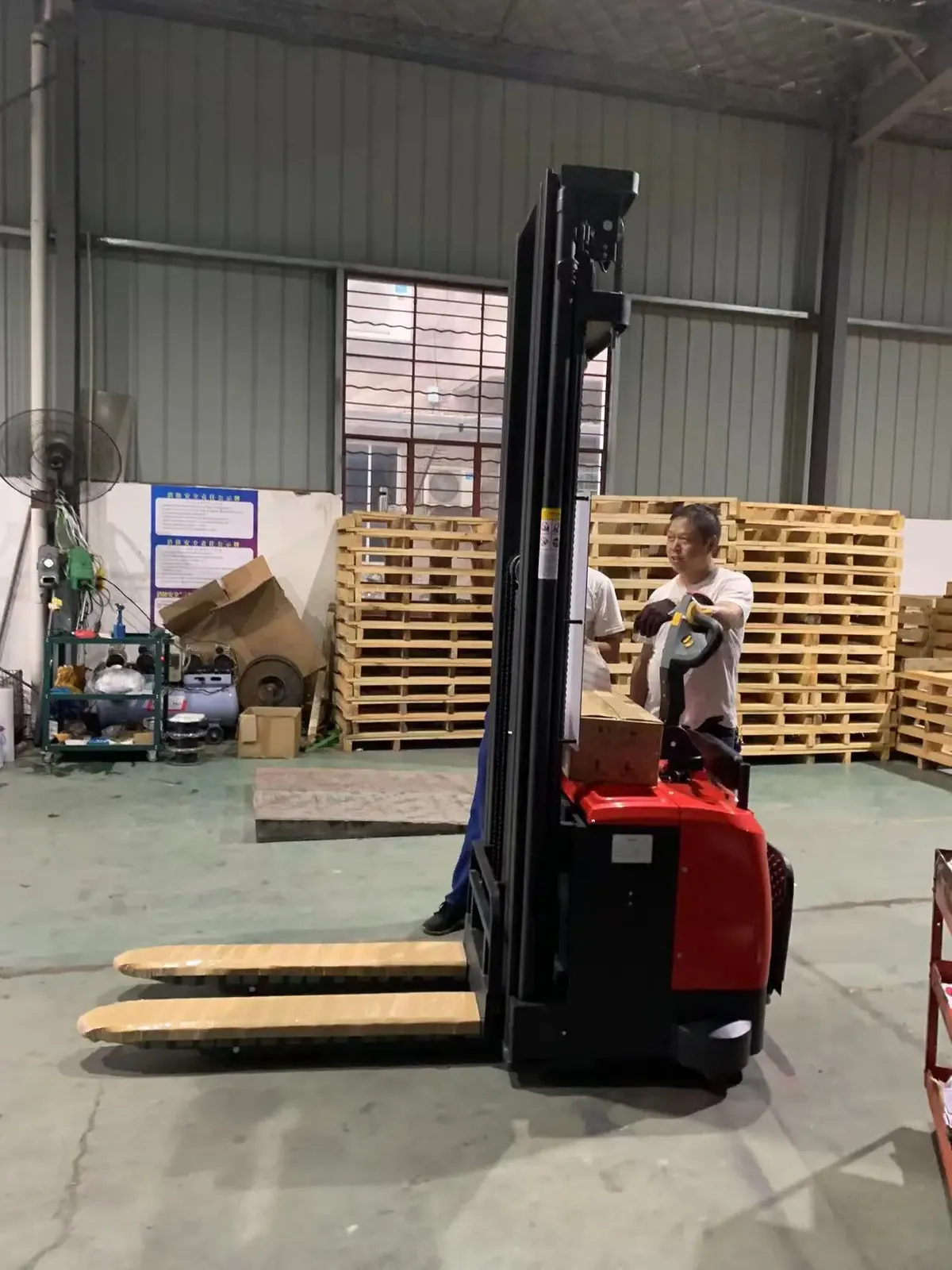 Lithium Battery Walkie Electric Stacker Forklift 2Ton detail 2