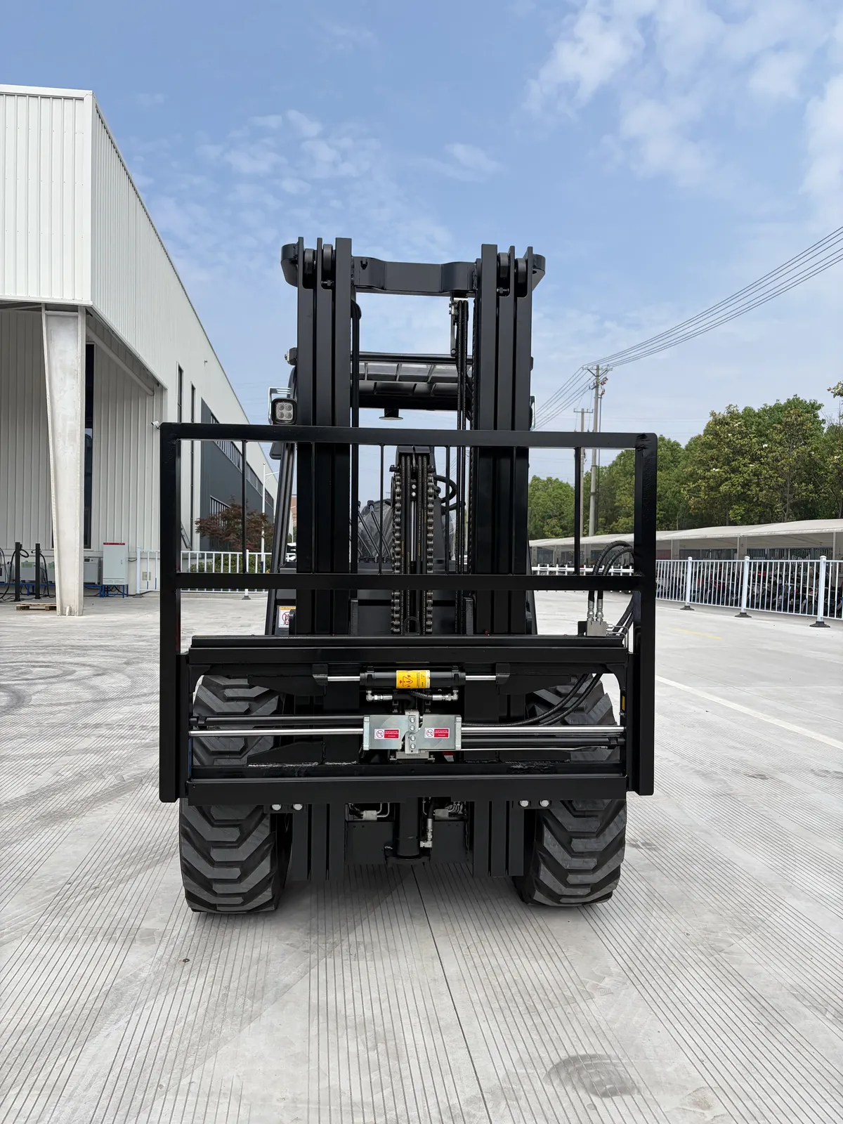 3.0T FORKLIFT 4X4 DIESEL FORKLIFT ROUGH TERRAIN TRUCK 4WD photo 2